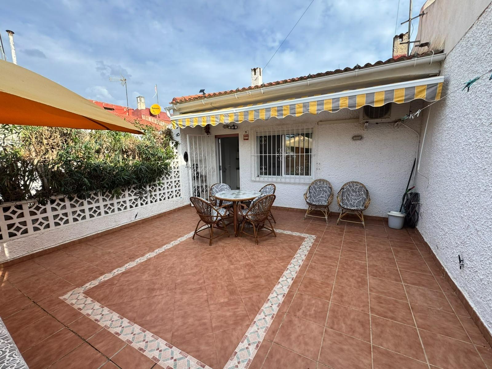 Bungalow Exclusivo Torrevieja: Privacidad y Encanto Mediterráneo Garantizados., Descubre este bungalow en planta baja en Torrevieja, Alicante. 2 dormitorios, 1 baño, 60m2. Disfruta de privacidad, porche y un diseño único. Ideal para vivir o