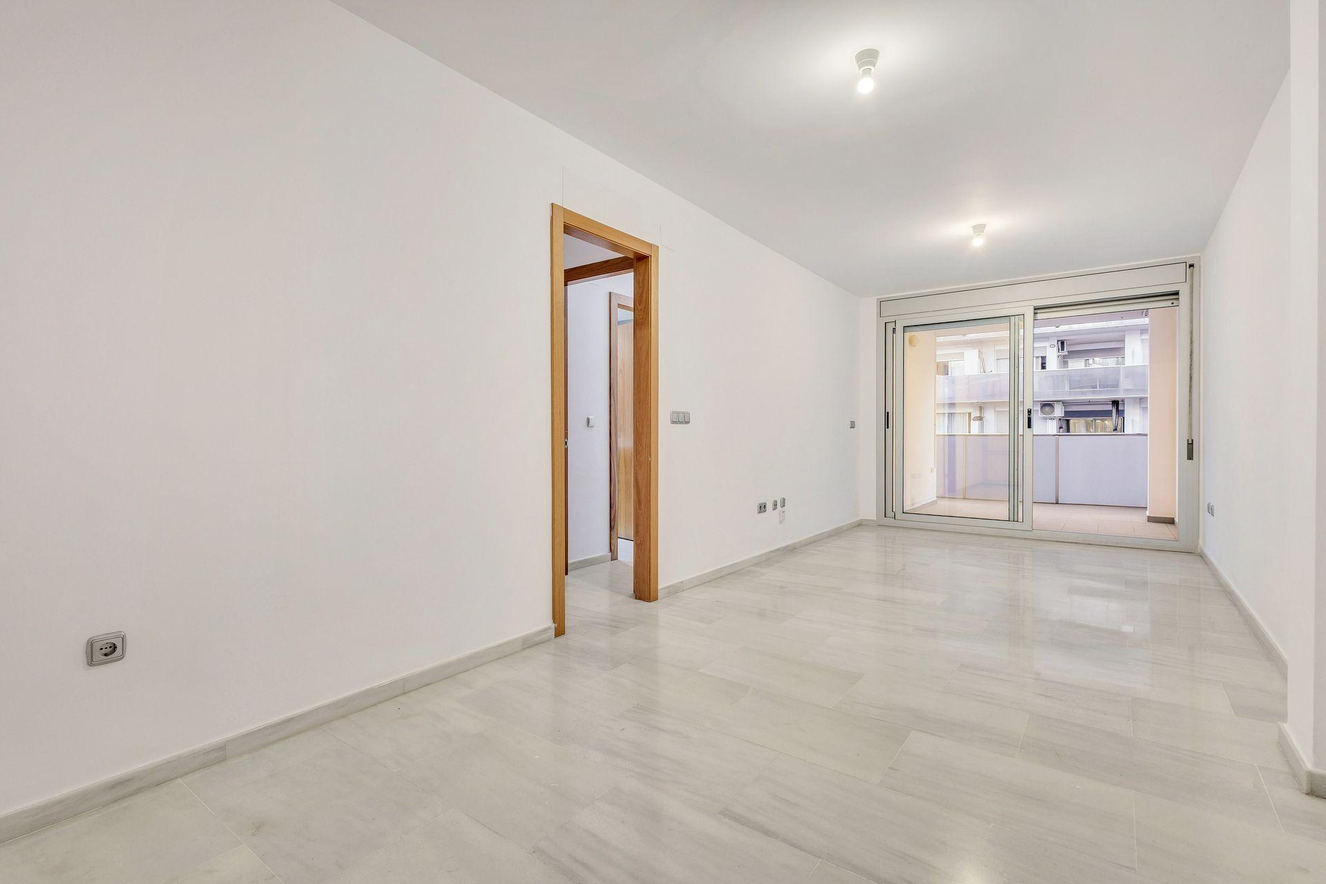 Villajoyosa: Apartamento con Gran Terraza, Piscina y Garaje., Apartamento de 2 dorm. en Villajoyosa, Alicante. 8ª planta con terraza de 20m², garaje y piscina. ¡Vive el sueño mediterráneo por 339.000€!