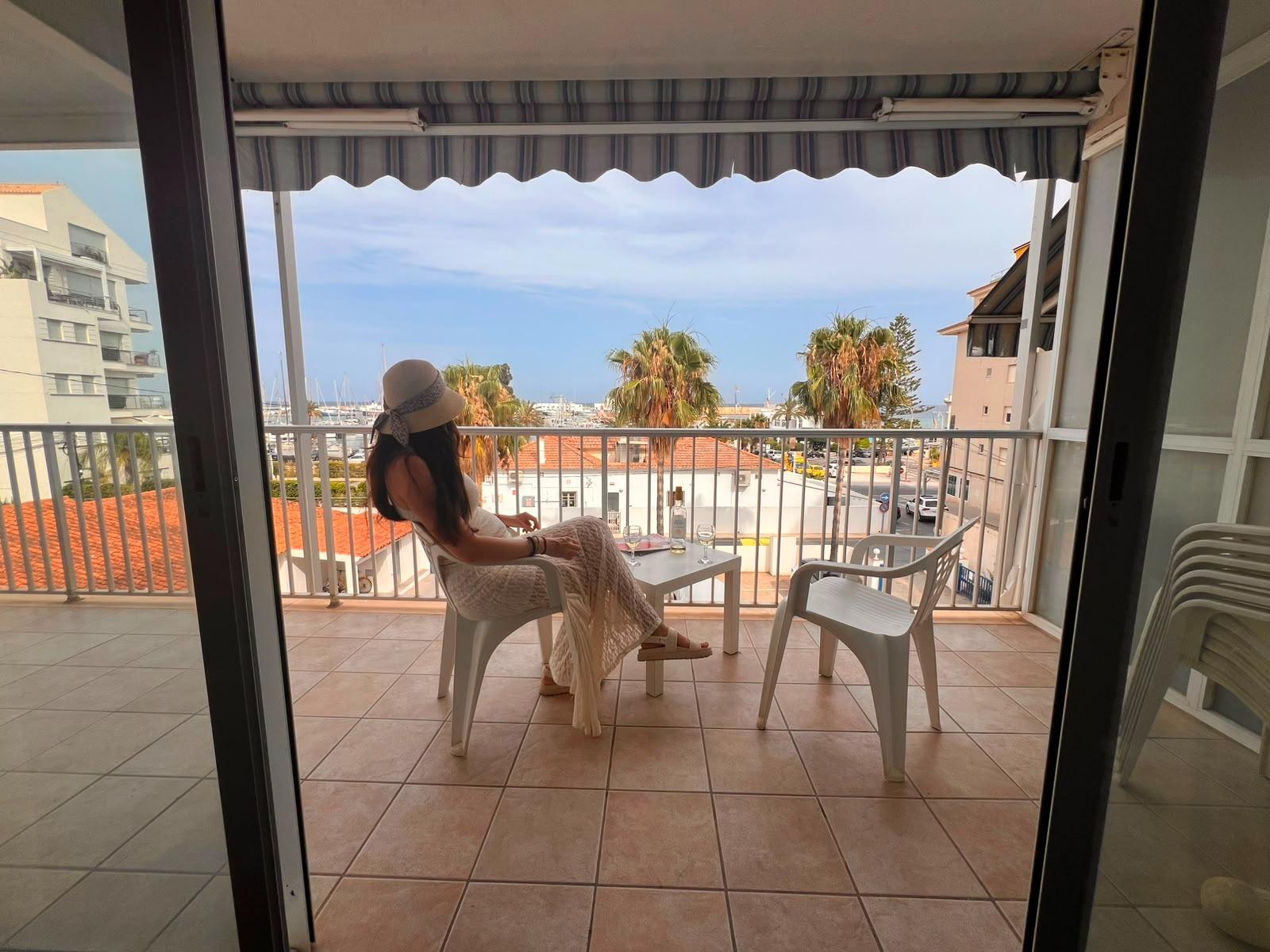 Altea: Apartamento con Vistas al Mar, Puerto y Gran Potencial, Apartamento de 113m² en Altea, a 1 calle del puerto. Vistas al mar y terraza. Ideal para reformar y vivir o invertir en la Costa Blanca. ¡315.000€!