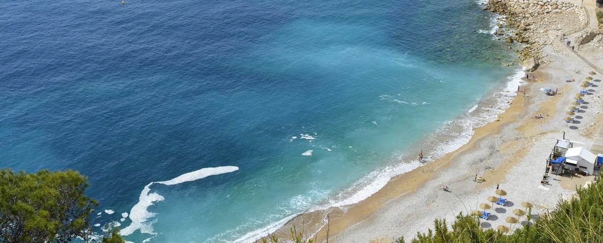 Villa de Lujo Moderna con Vistas al Mar en Cumbres del Sol, Descubre villa de lujo en Cumbres del Sol, Benitachell. Obra nueva con 4 hab, 5 baños, piscina infinita y vistas panorámicas al mar Mediterráneo. Vive el sueño