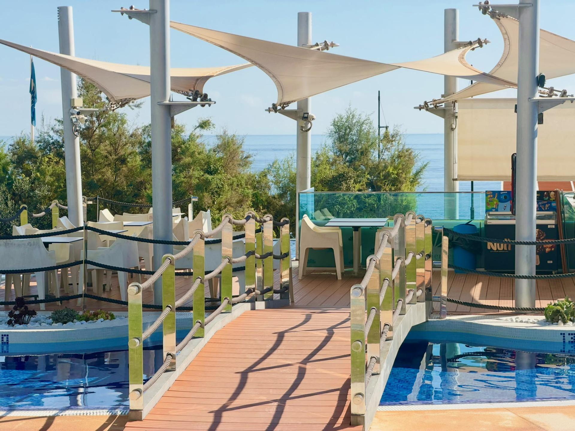 Vistas al Mar: Apartamento de Ensueño en Punta Prima, Torrevieja, Apartamento de lujo en Punta Prima, Torrevieja. Vistas frontales al mar, 2 hab, 2 baños. Disfruta la Costa Blanca con piscina, pádel y club social. ¡Tu vida med