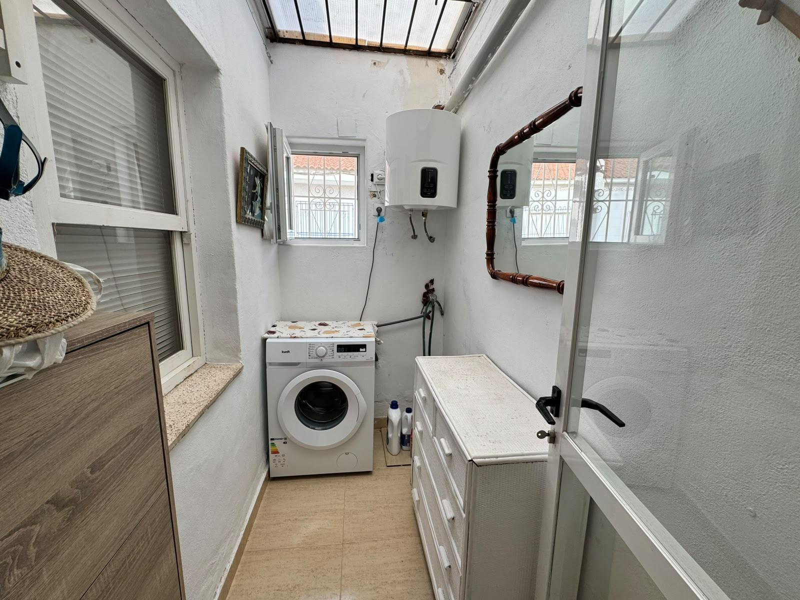Bungalow Exclusivo Torrevieja: Privacidad y Encanto Mediterráneo Garantizados., Descubre este bungalow en planta baja en Torrevieja, Alicante. 2 dormitorios, 1 baño, 60m2. Disfruta de privacidad, porche y un diseño único. Ideal para vivir o