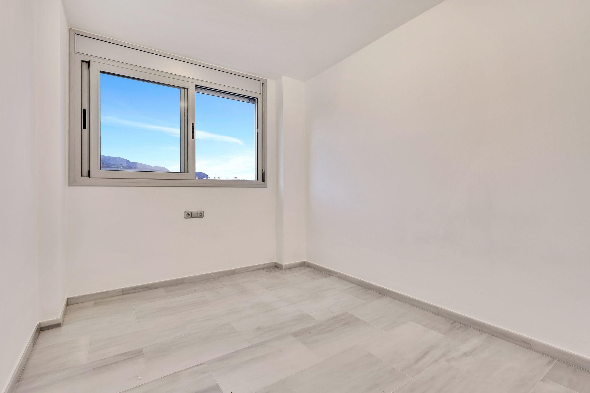 Villajoyosa: Apartamento con Gran Terraza, Piscina y Garaje., Apartamento de 2 dorm. en Villajoyosa, Alicante. 8ª planta con terraza de 20m², garaje y piscina. ¡Vive el sueño mediterráneo por 339.000€!