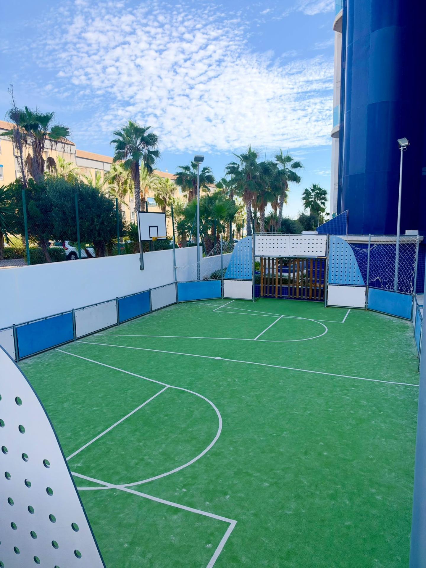 Vistas al Mar: Apartamento de Ensueño en Punta Prima, Torrevieja, Apartamento de lujo en Punta Prima, Torrevieja. Vistas frontales al mar, 2 hab, 2 baños. Disfruta la Costa Blanca con piscina, pádel y club social. ¡Tu vida med