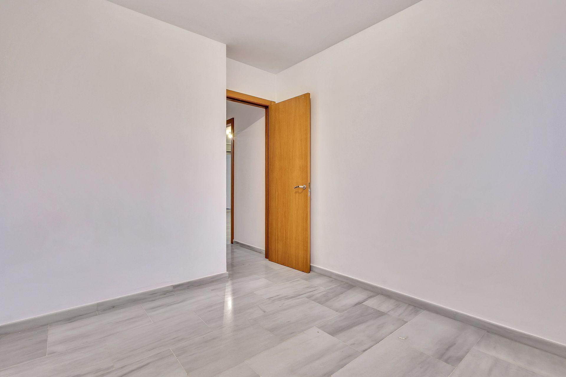 Villajoyosa: Apartamento con Gran Terraza, Piscina y Garaje., Apartamento de 2 dorm. en Villajoyosa, Alicante. 8ª planta con terraza de 20m², garaje y piscina. ¡Vive el sueño mediterráneo por 339.000€!