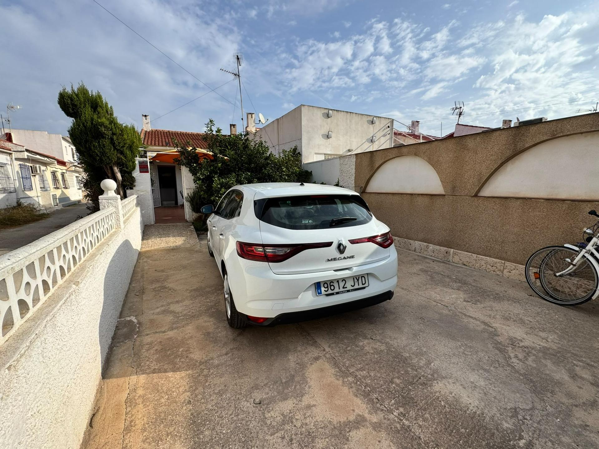 Bungalow Exclusivo Torrevieja: Privacidad y Encanto Mediterráneo Garantizados., Descubre este bungalow en planta baja en Torrevieja, Alicante. 2 dormitorios, 1 baño, 60m2. Disfruta de privacidad, porche y un diseño único. Ideal para vivir o
