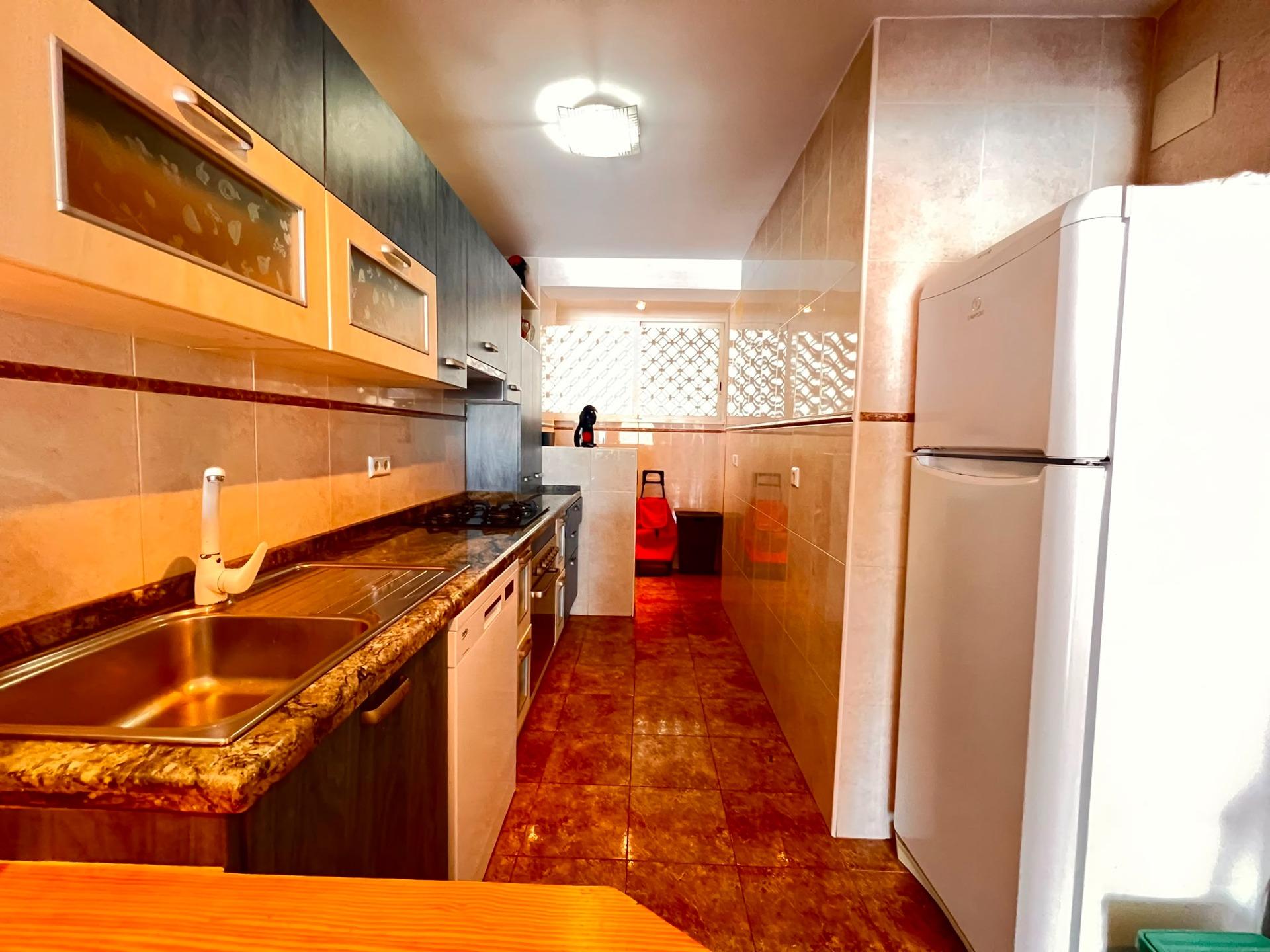 Altea: Apartamento con Vistas al Mar, Puerto y Gran Potencial, Apartamento de 113m² en Altea, a 1 calle del puerto. Vistas al mar y terraza. Ideal para reformar y vivir o invertir en la Costa Blanca. ¡315.000€!