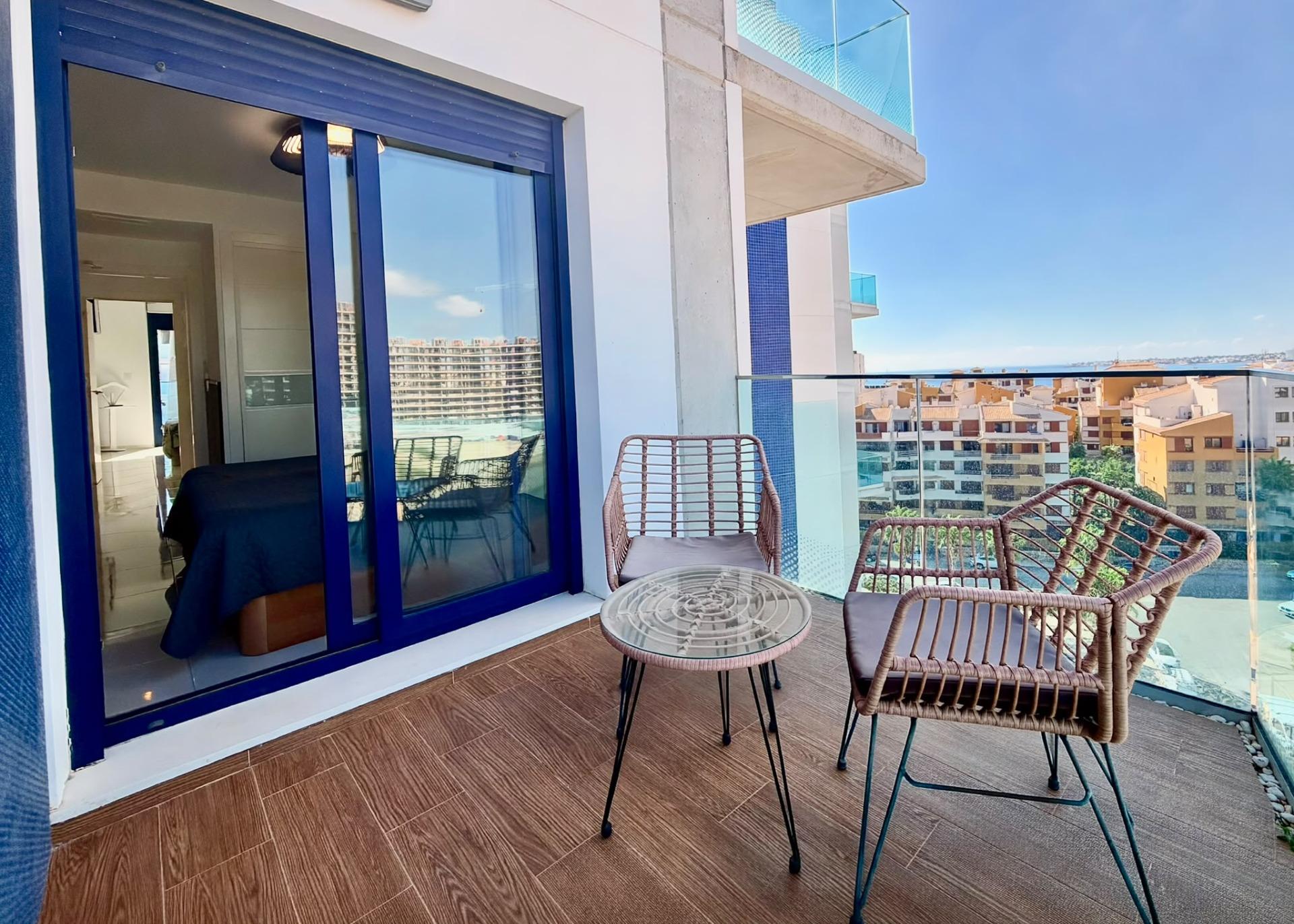 Vistas al Mar: Apartamento de Ensueño en Punta Prima, Torrevieja, Apartamento de lujo en Punta Prima, Torrevieja. Vistas frontales al mar, 2 hab, 2 baños. Disfruta la Costa Blanca con piscina, pádel y club social. ¡Tu vida med