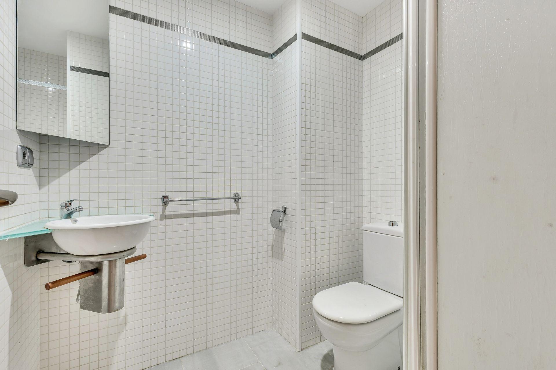 Villajoyosa: Apartamento con Gran Terraza, Piscina y Garaje., Apartamento de 2 dorm. en Villajoyosa, Alicante. 8ª planta con terraza de 20m², garaje y piscina. ¡Vive el sueño mediterráneo por 339.000€!