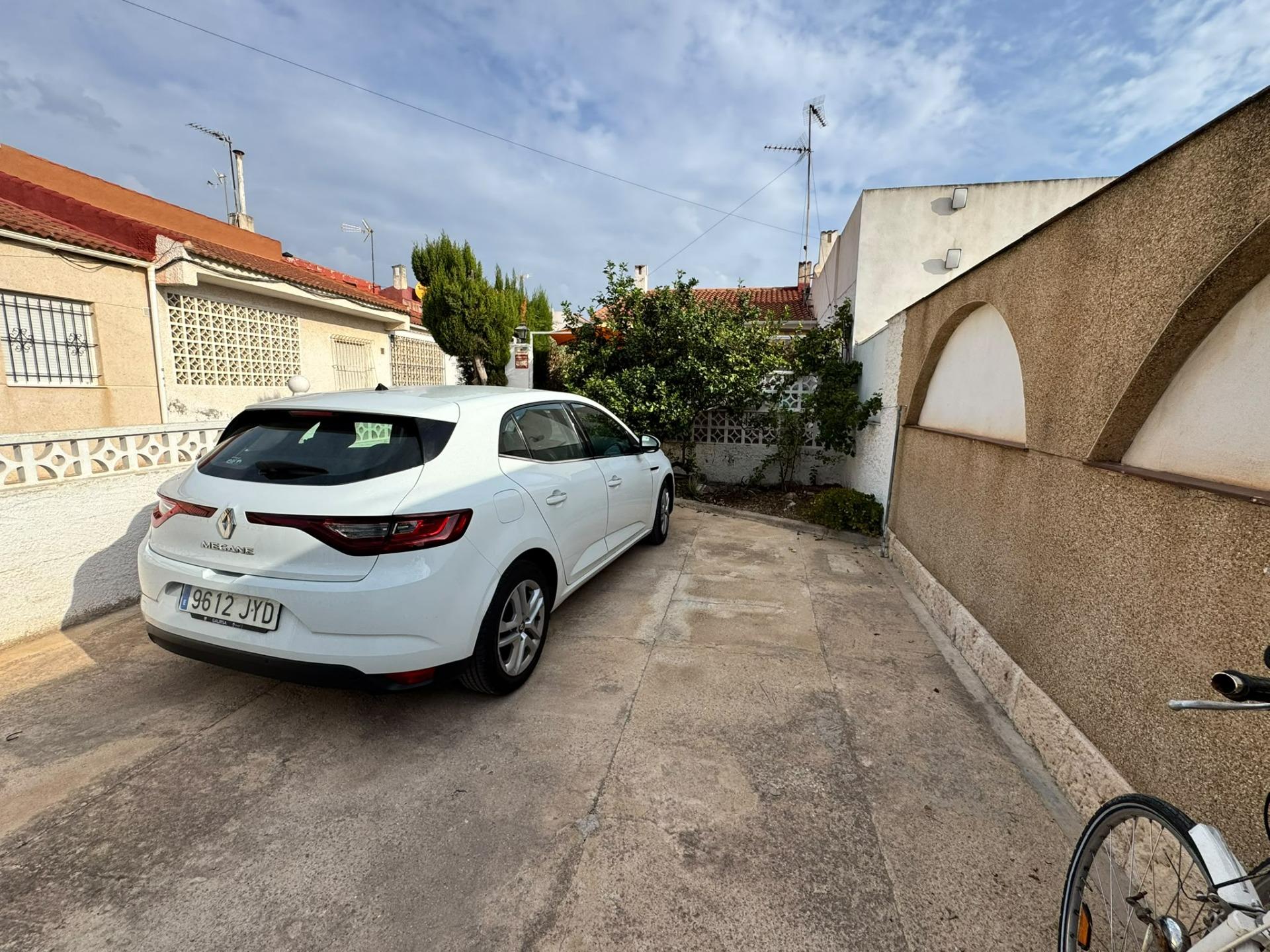 Bungalow Exclusivo Torrevieja: Privacidad y Encanto Mediterráneo Garantizados., Descubre este bungalow en planta baja en Torrevieja, Alicante. 2 dormitorios, 1 baño, 60m2. Disfruta de privacidad, porche y un diseño único. Ideal para vivir o
