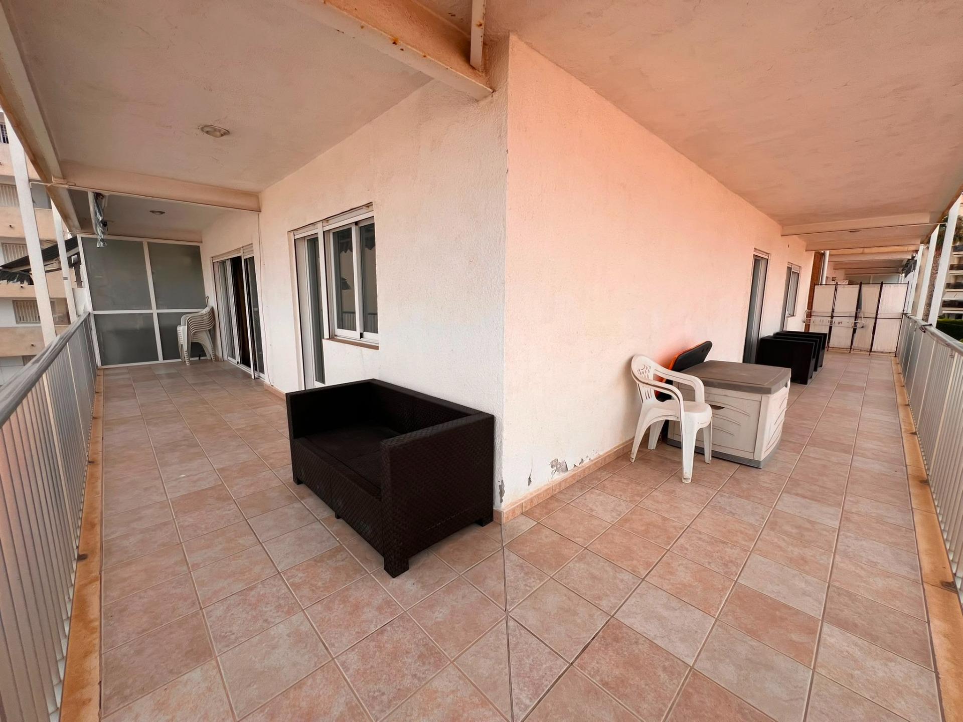 Altea: Apartamento con Vistas al Mar, Puerto y Gran Potencial, Apartamento de 113m² en Altea, a 1 calle del puerto. Vistas al mar y terraza. Ideal para reformar y vivir o invertir en la Costa Blanca. ¡315.000€!