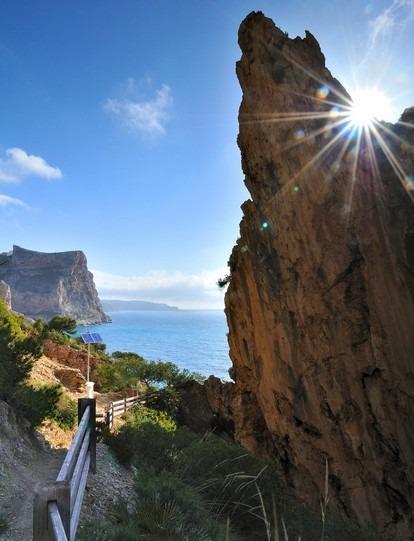 Villa de Lujo Moderna con Vistas al Mar en Cumbres del Sol, Descubre villa de lujo en Cumbres del Sol, Benitachell. Obra nueva con 4 hab, 5 baños, piscina infinita y vistas panorámicas al mar Mediterráneo. Vive el sueño