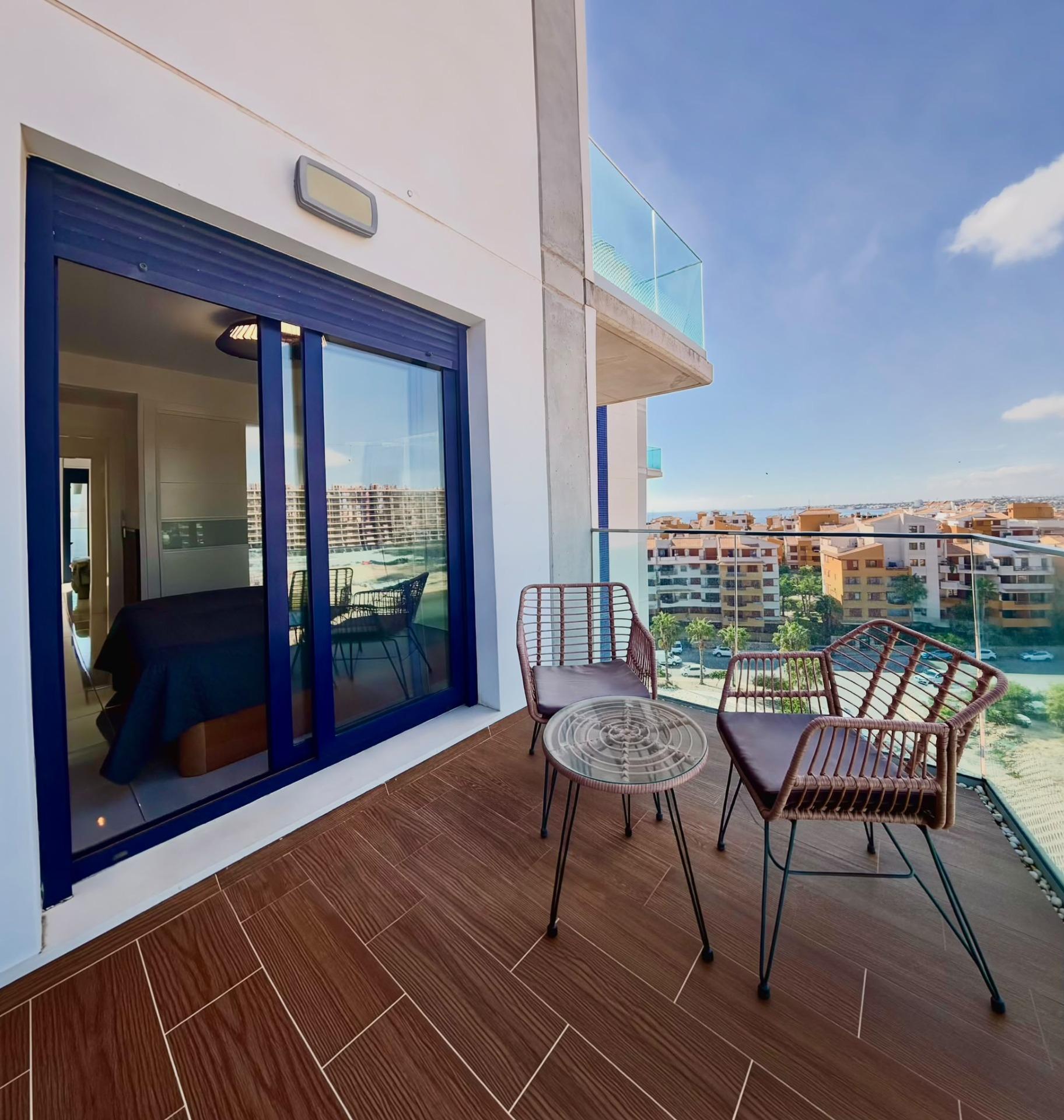 Vistas al Mar: Apartamento de Ensueño en Punta Prima, Torrevieja, Apartamento de lujo en Punta Prima, Torrevieja. Vistas frontales al mar, 2 hab, 2 baños. Disfruta la Costa Blanca con piscina, pádel y club social. ¡Tu vida med