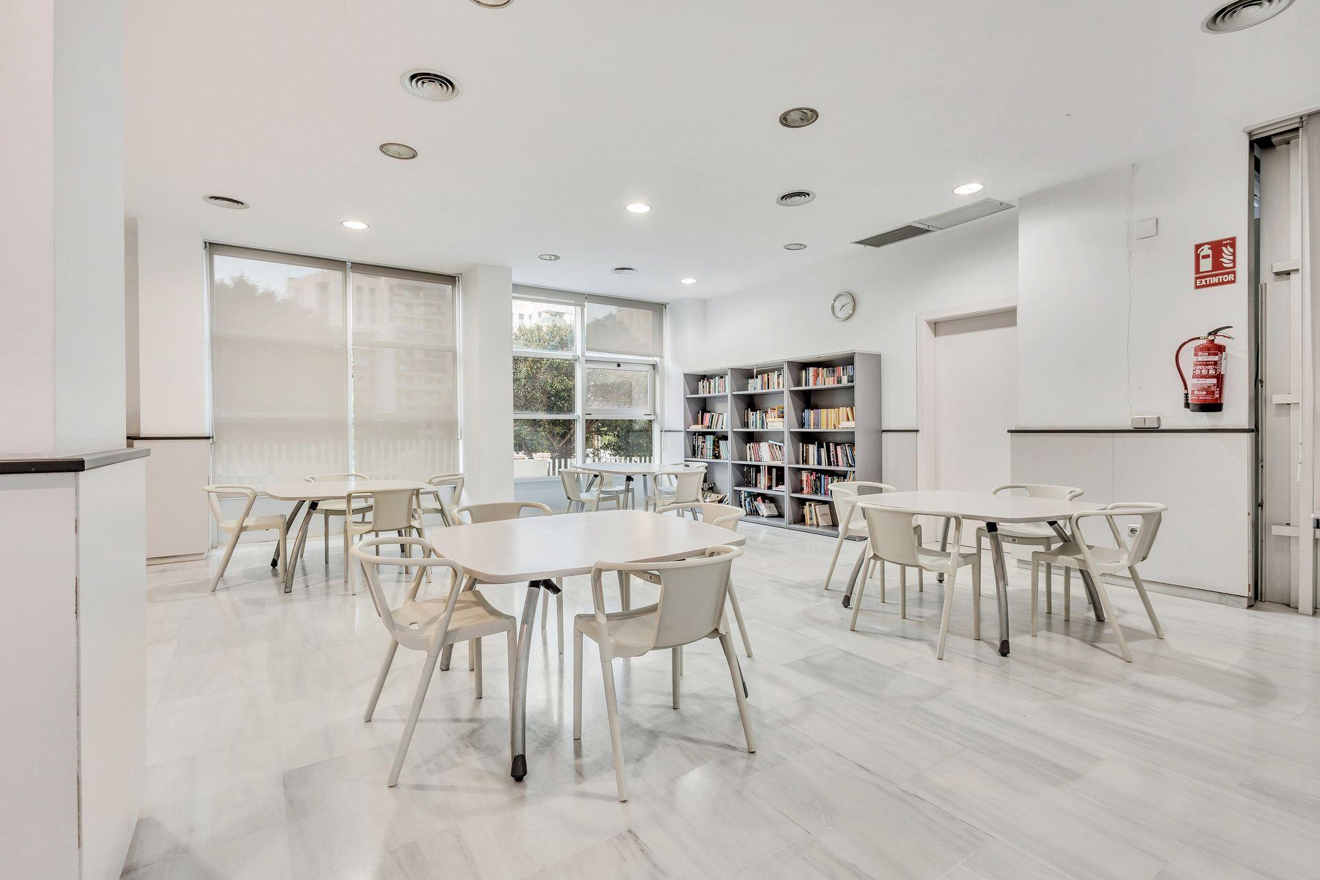 Villajoyosa: Apartamento con Gran Terraza, Piscina y Garaje., Apartamento de 2 dorm. en Villajoyosa, Alicante. 8ª planta con terraza de 20m², garaje y piscina. ¡Vive el sueño mediterráneo por 339.000€!
