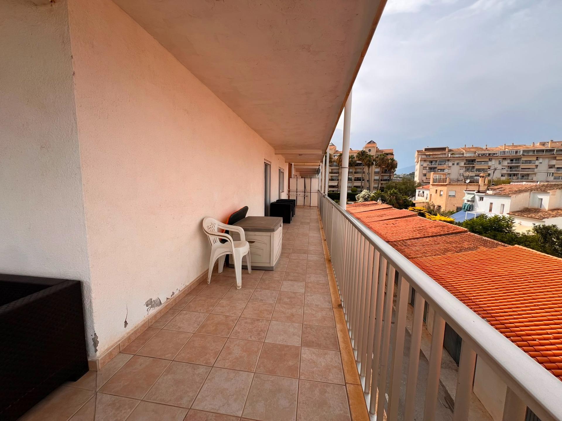 Altea: Apartamento con Vistas al Mar, Puerto y Gran Potencial, Apartamento de 113m² en Altea, a 1 calle del puerto. Vistas al mar y terraza. Ideal para reformar y vivir o invertir en la Costa Blanca. ¡315.000€!