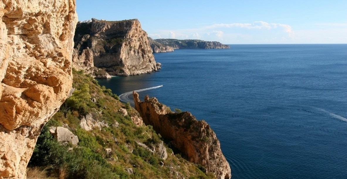 Villa de Lujo Moderna con Vistas al Mar en Cumbres del Sol, Descubre villa de lujo en Cumbres del Sol, Benitachell. Obra nueva con 4 hab, 5 baños, piscina infinita y vistas panorámicas al mar Mediterráneo. Vive el sueño