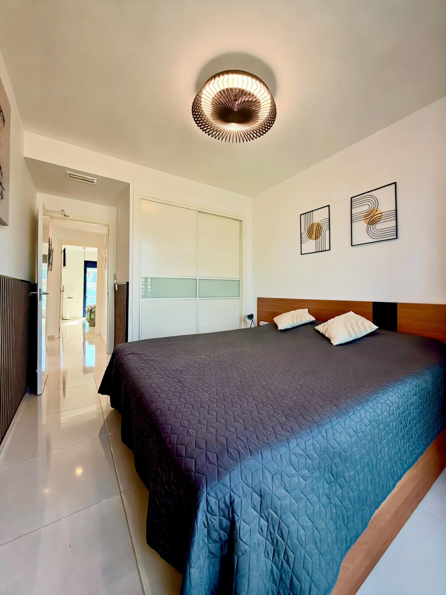 Vistas al Mar: Apartamento de Ensueño en Punta Prima, Torrevieja, Apartamento de lujo en Punta Prima, Torrevieja. Vistas frontales al mar, 2 hab, 2 baños. Disfruta la Costa Blanca con piscina, pádel y club social. ¡Tu vida med