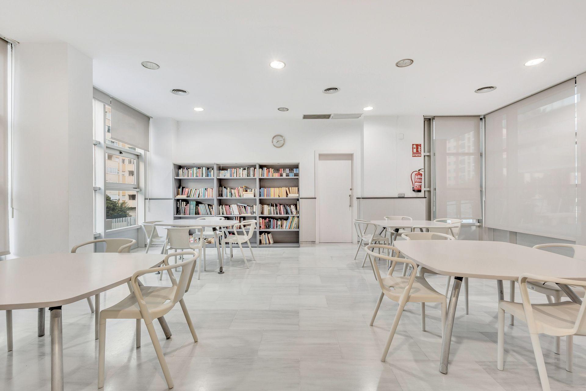 Villajoyosa: Apartamento con Gran Terraza, Piscina y Garaje., Apartamento de 2 dorm. en Villajoyosa, Alicante. 8ª planta con terraza de 20m², garaje y piscina. ¡Vive el sueño mediterráneo por 339.000€!