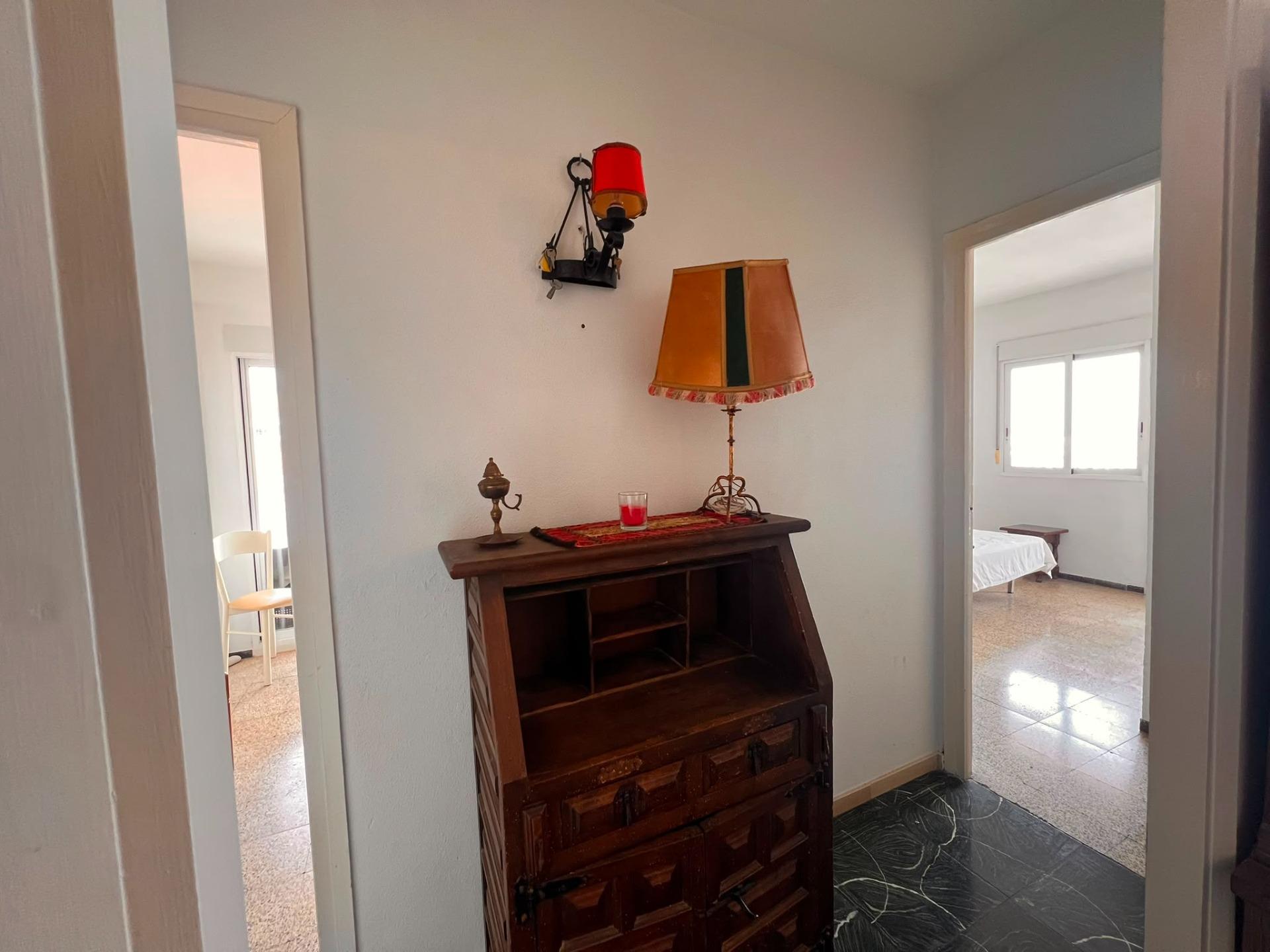Altea: Apartamento con Vistas al Mar, Puerto y Gran Potencial, Apartamento de 113m² en Altea, a 1 calle del puerto. Vistas al mar y terraza. Ideal para reformar y vivir o invertir en la Costa Blanca. ¡315.000€!