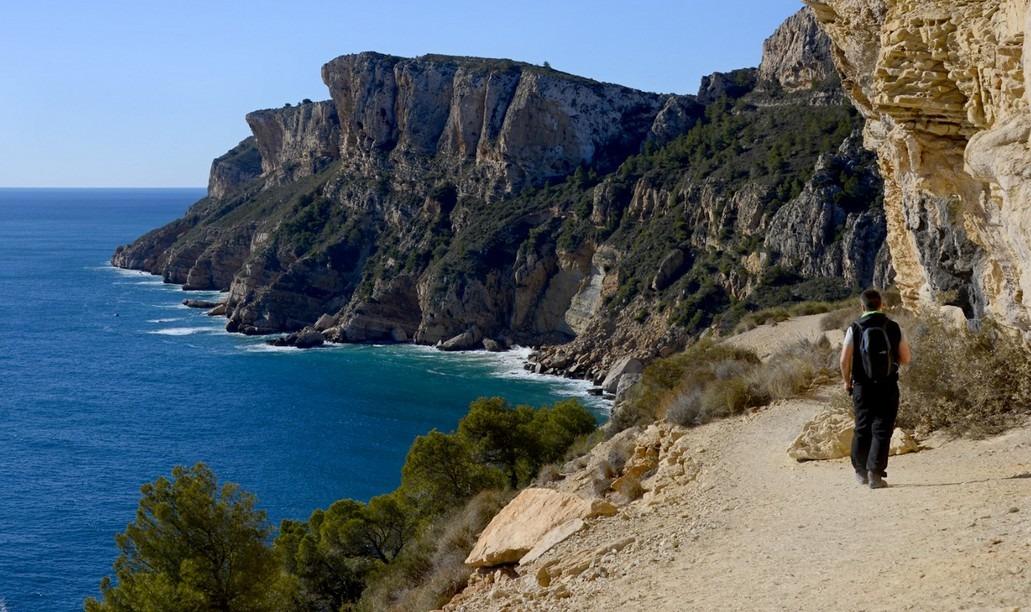 Villa de Lujo Moderna con Vistas al Mar en Cumbres del Sol, Descubre villa de lujo en Cumbres del Sol, Benitachell. Obra nueva con 4 hab, 5 baños, piscina infinita y vistas panorámicas al mar Mediterráneo. Vive el sueño