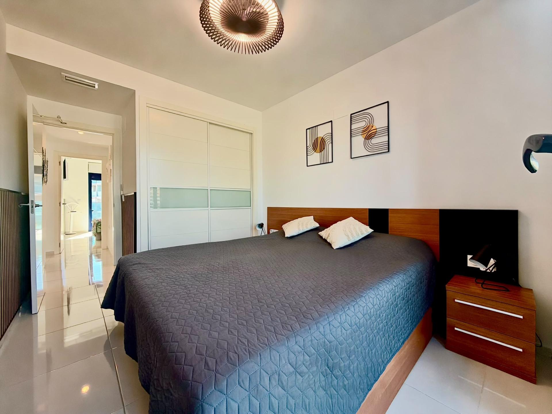 Vistas al Mar: Apartamento de Ensueño en Punta Prima, Torrevieja, Apartamento de lujo en Punta Prima, Torrevieja. Vistas frontales al mar, 2 hab, 2 baños. Disfruta la Costa Blanca con piscina, pádel y club social. ¡Tu vida med