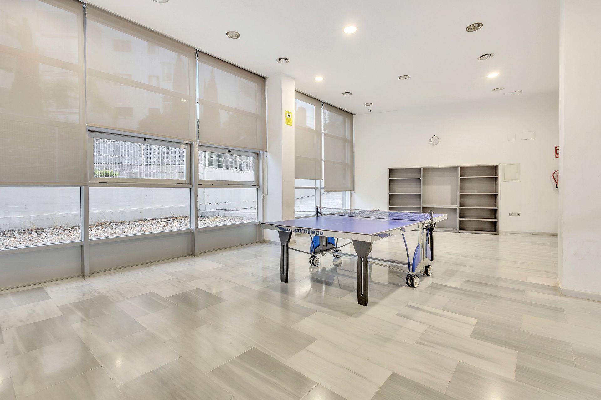 Villajoyosa: Apartamento con Gran Terraza, Piscina y Garaje., Apartamento de 2 dorm. en Villajoyosa, Alicante. 8ª planta con terraza de 20m², garaje y piscina. ¡Vive el sueño mediterráneo por 339.000€!