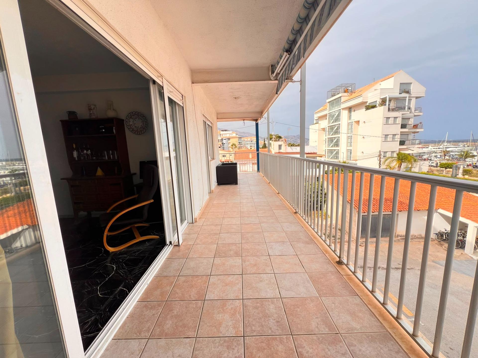 Altea: Apartamento con Vistas al Mar, Puerto y Gran Potencial, Apartamento de 113m² en Altea, a 1 calle del puerto. Vistas al mar y terraza. Ideal para reformar y vivir o invertir en la Costa Blanca. ¡315.000€!
