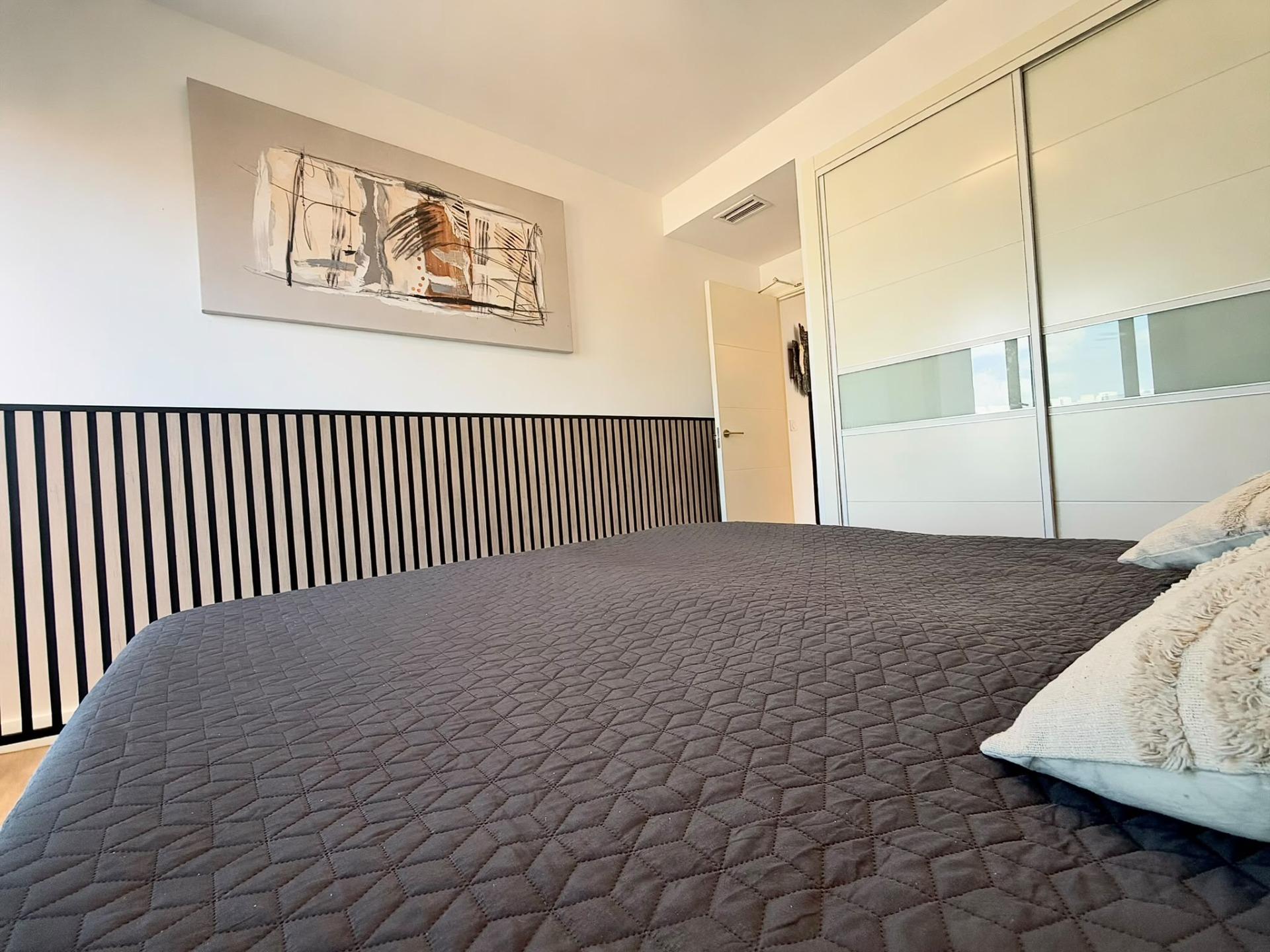 Vistas al Mar: Apartamento de Ensueño en Punta Prima, Torrevieja, Apartamento de lujo en Punta Prima, Torrevieja. Vistas frontales al mar, 2 hab, 2 baños. Disfruta la Costa Blanca con piscina, pádel y club social. ¡Tu vida med