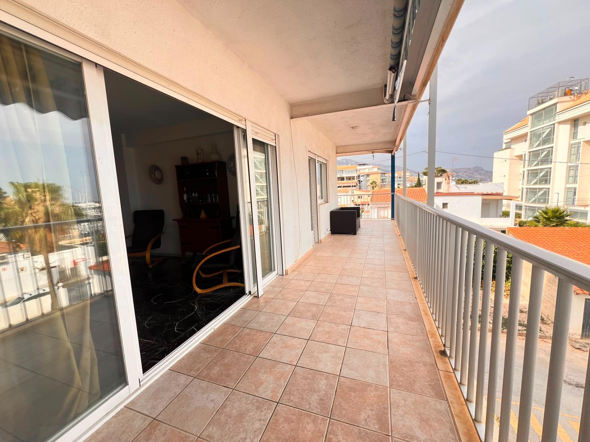 Altea: Apartamento con Vistas al Mar, Puerto y Gran Potencial, Apartamento de 113m² en Altea, a 1 calle del puerto. Vistas al mar y terraza. Ideal para reformar y vivir o invertir en la Costa Blanca. ¡315.000€!