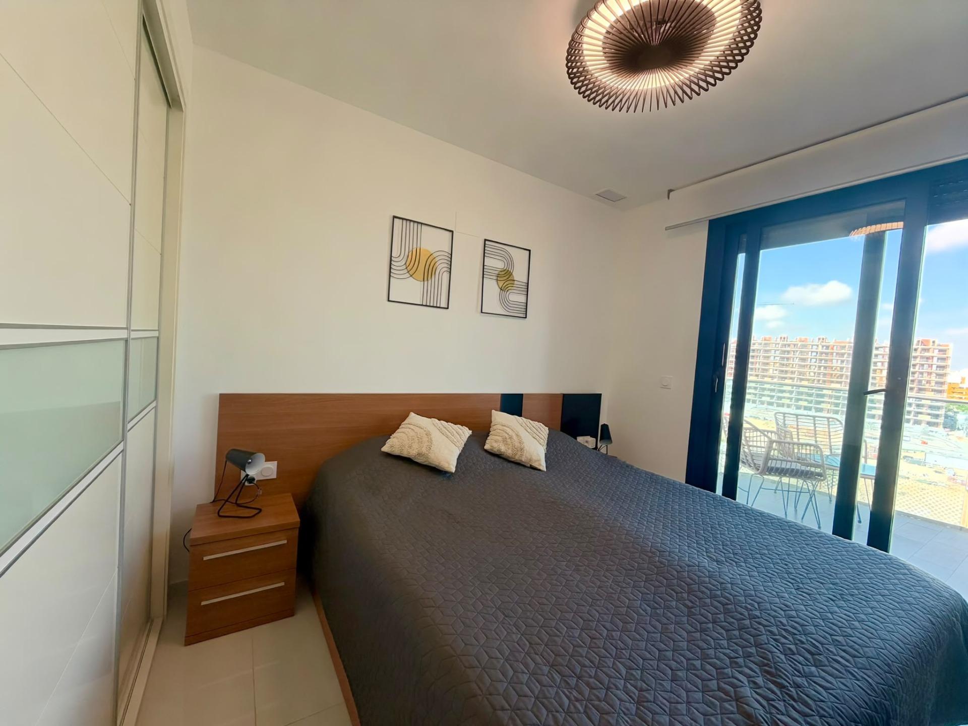 Vistas al Mar: Apartamento de Ensueño en Punta Prima, Torrevieja, Apartamento de lujo en Punta Prima, Torrevieja. Vistas frontales al mar, 2 hab, 2 baños. Disfruta la Costa Blanca con piscina, pádel y club social. ¡Tu vida med