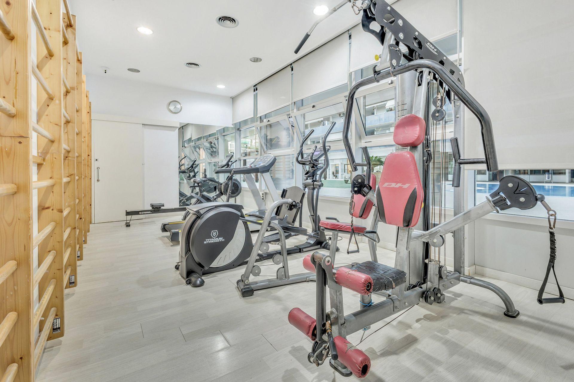 Villajoyosa: Apartamento con Gran Terraza, Piscina y Garaje., Apartamento de 2 dorm. en Villajoyosa, Alicante. 8ª planta con terraza de 20m², garaje y piscina. ¡Vive el sueño mediterráneo por 339.000€!