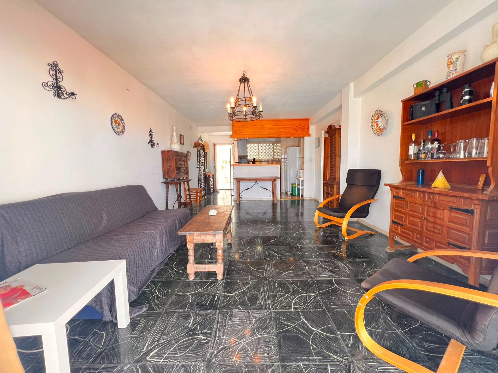 Altea: Apartamento con Vistas al Mar, Puerto y Gran Potencial, Apartamento de 113m² en Altea, a 1 calle del puerto. Vistas al mar y terraza. Ideal para reformar y vivir o invertir en la Costa Blanca. ¡315.000€!