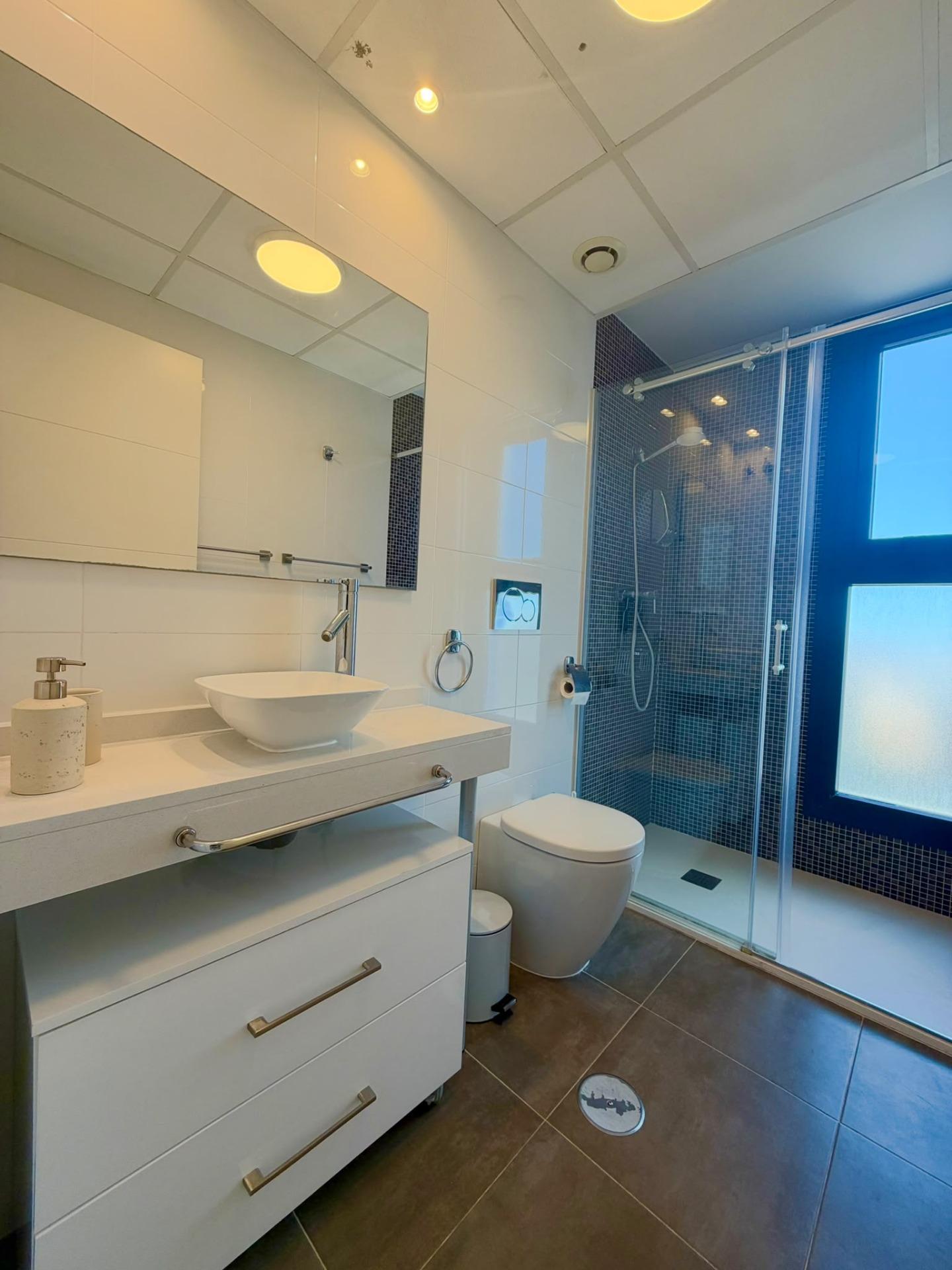 Vistas al Mar: Apartamento de Ensueño en Punta Prima, Torrevieja, Apartamento de lujo en Punta Prima, Torrevieja. Vistas frontales al mar, 2 hab, 2 baños. Disfruta la Costa Blanca con piscina, pádel y club social. ¡Tu vida med