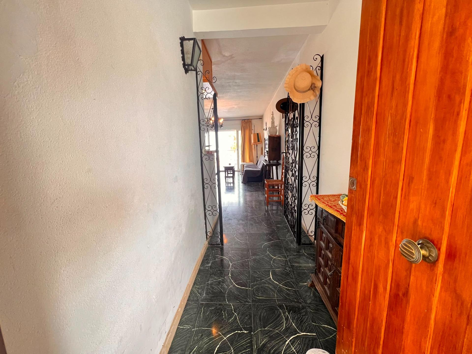 Altea: Apartamento con Vistas al Mar, Puerto y Gran Potencial, Apartamento de 113m² en Altea, a 1 calle del puerto. Vistas al mar y terraza. Ideal para reformar y vivir o invertir en la Costa Blanca. ¡315.000€!