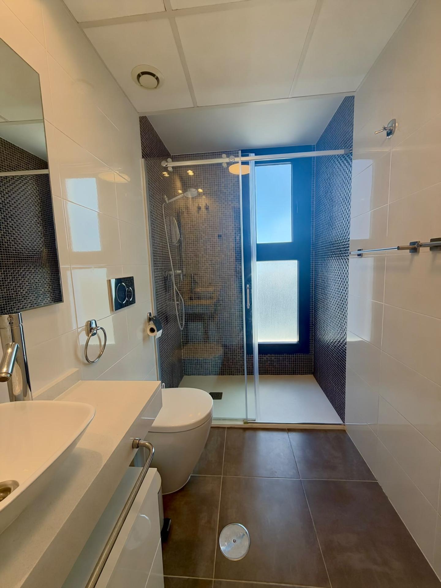 Vistas al Mar: Apartamento de Ensueño en Punta Prima, Torrevieja, Apartamento de lujo en Punta Prima, Torrevieja. Vistas frontales al mar, 2 hab, 2 baños. Disfruta la Costa Blanca con piscina, pádel y club social. ¡Tu vida med