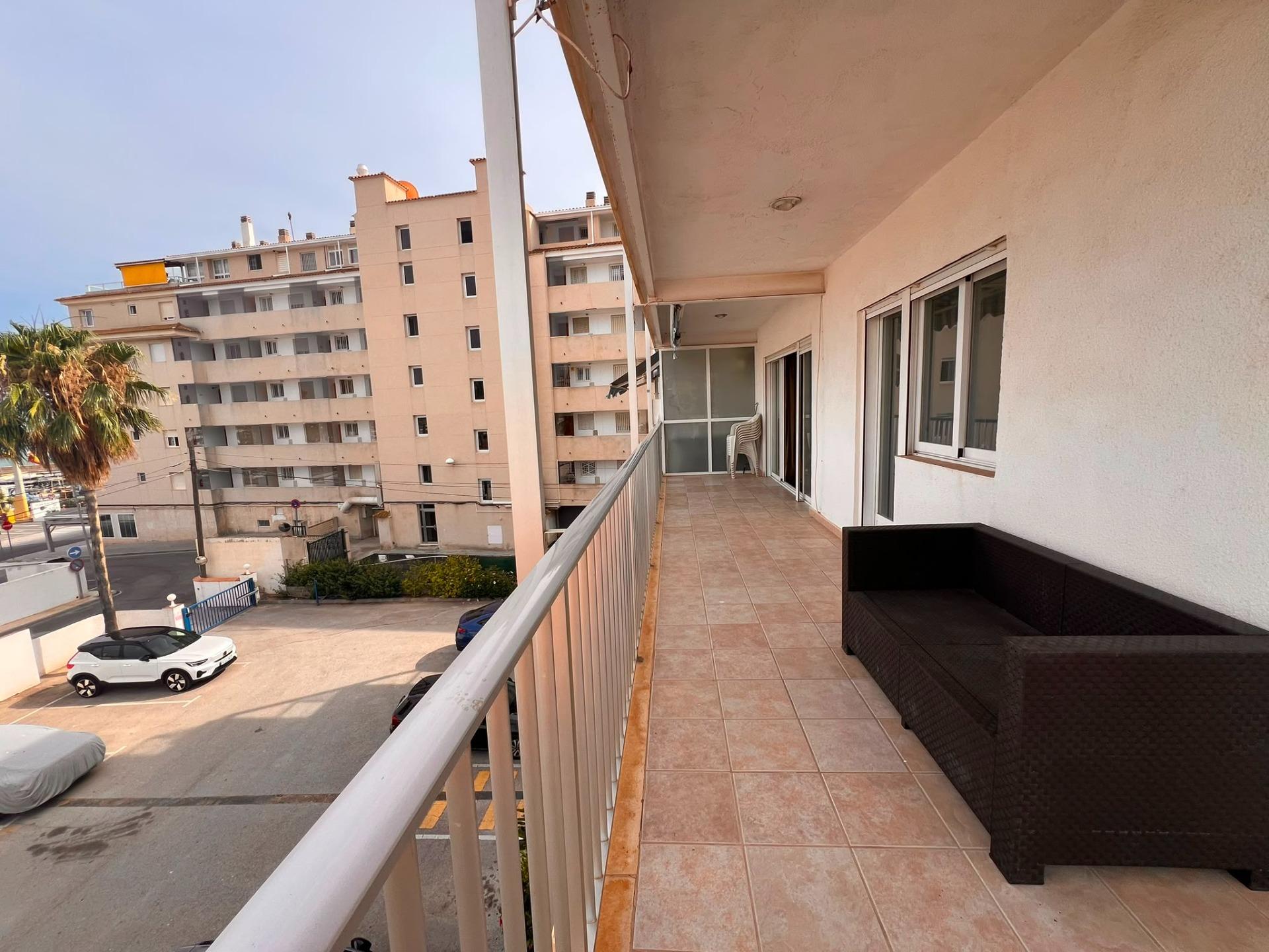 Altea: Apartamento con Vistas al Mar, Puerto y Gran Potencial, Apartamento de 113m² en Altea, a 1 calle del puerto. Vistas al mar y terraza. Ideal para reformar y vivir o invertir en la Costa Blanca. ¡315.000€!