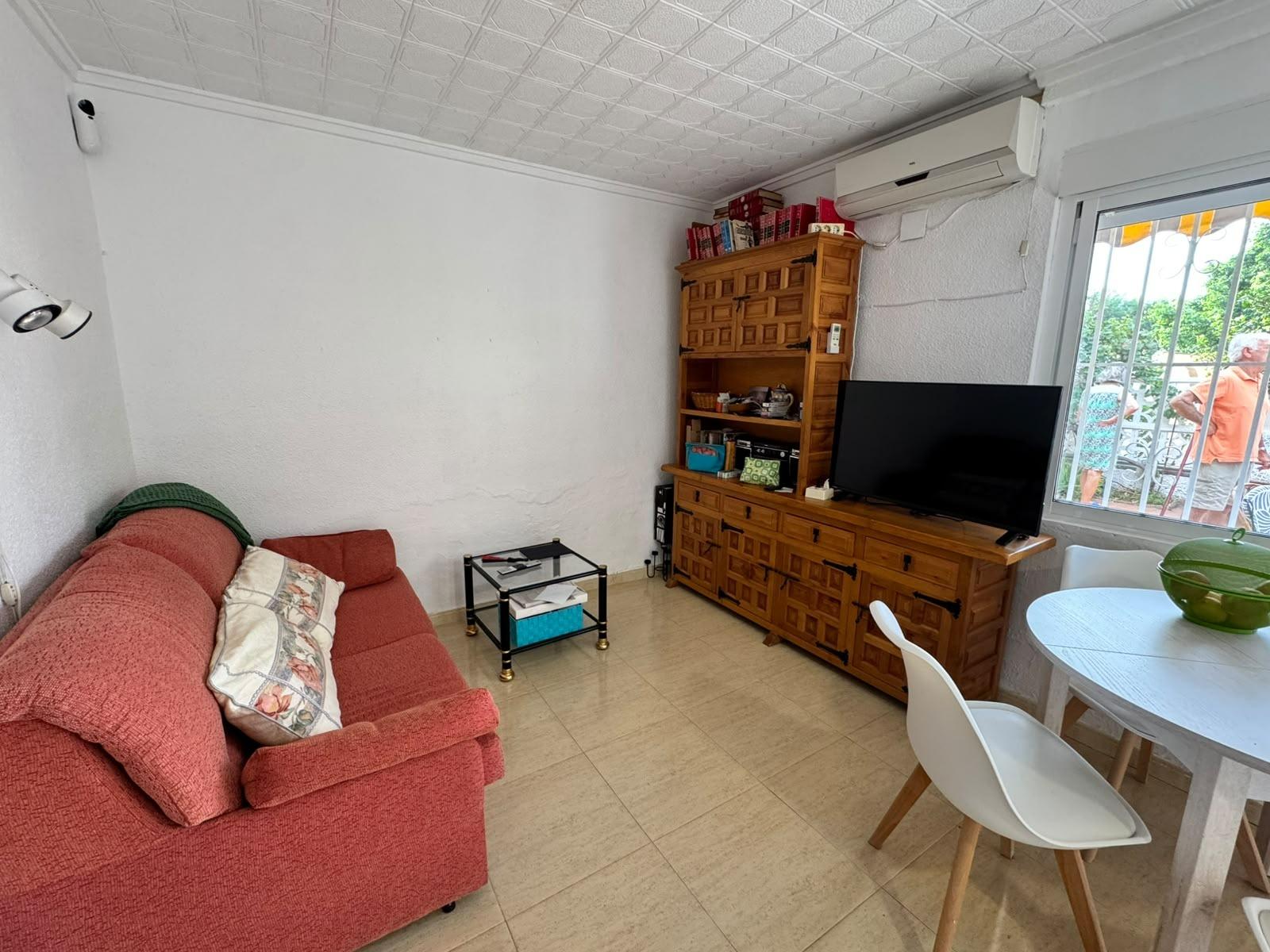 Bungalow Exclusivo Torrevieja: Privacidad y Encanto Mediterráneo Garantizados., Descubre este bungalow en planta baja en Torrevieja, Alicante. 2 dormitorios, 1 baño, 60m2. Disfruta de privacidad, porche y un diseño único. Ideal para vivir o