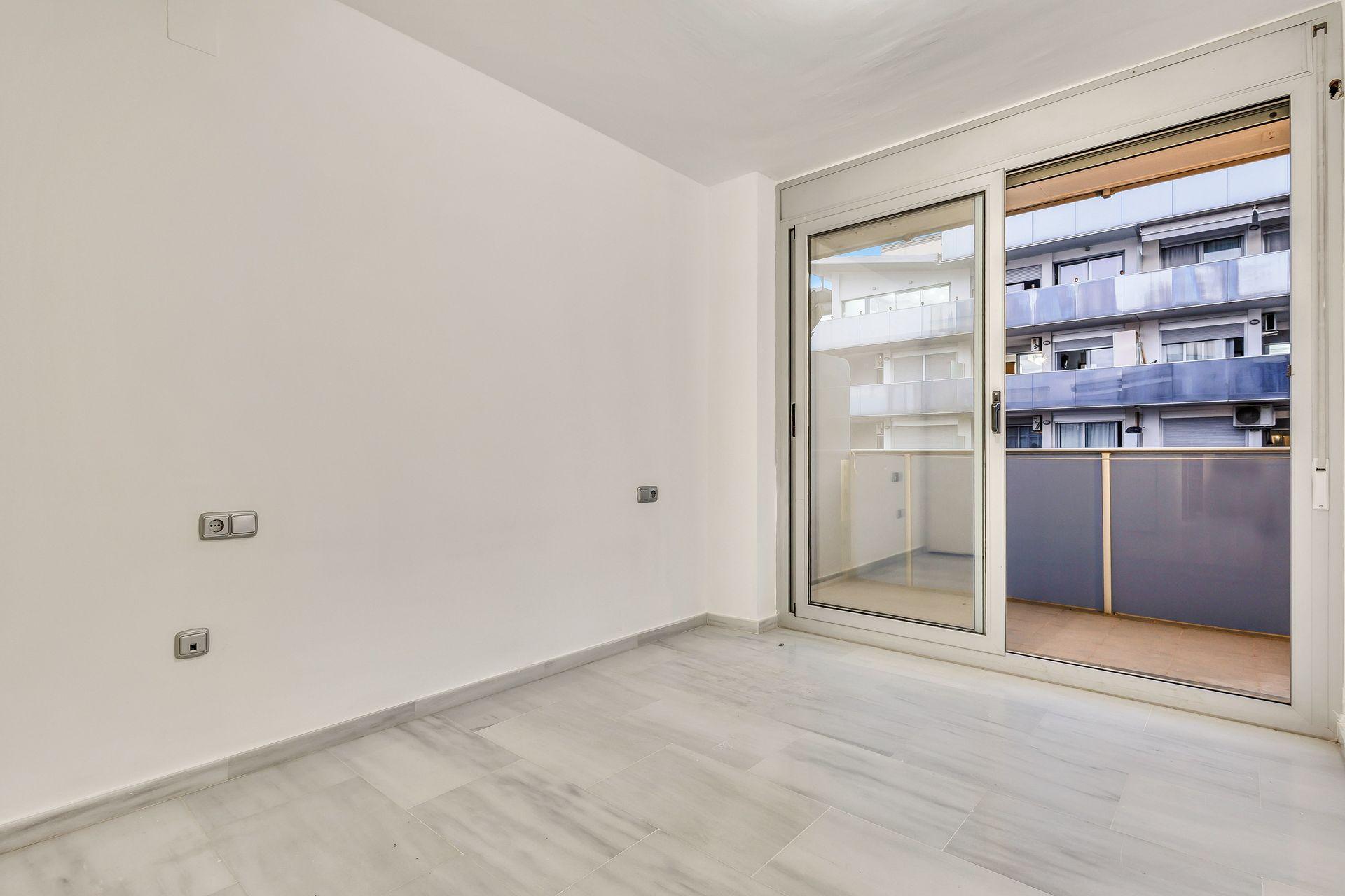 Villajoyosa: Apartamento con Gran Terraza, Piscina y Garaje., Apartamento de 2 dorm. en Villajoyosa, Alicante. 8ª planta con terraza de 20m², garaje y piscina. ¡Vive el sueño mediterráneo por 339.000€!