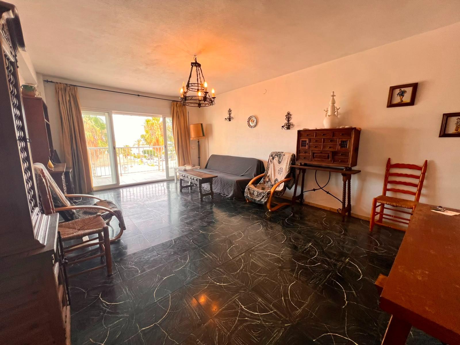 Altea: Apartamento con Vistas al Mar, Puerto y Gran Potencial, Apartamento de 113m² en Altea, a 1 calle del puerto. Vistas al mar y terraza. Ideal para reformar y vivir o invertir en la Costa Blanca. ¡315.000€!