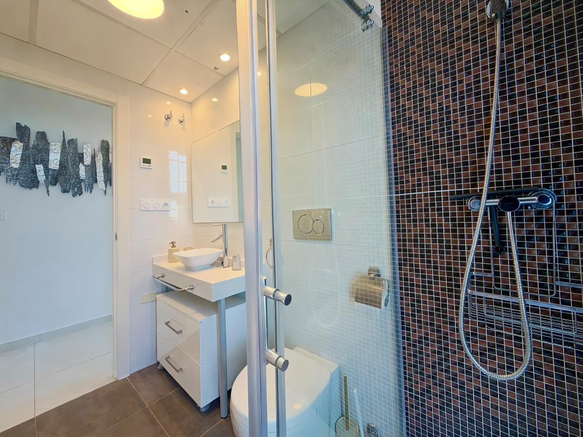 Vistas al Mar: Apartamento de Ensueño en Punta Prima, Torrevieja, Apartamento de lujo en Punta Prima, Torrevieja. Vistas frontales al mar, 2 hab, 2 baños. Disfruta la Costa Blanca con piscina, pádel y club social. ¡Tu vida med