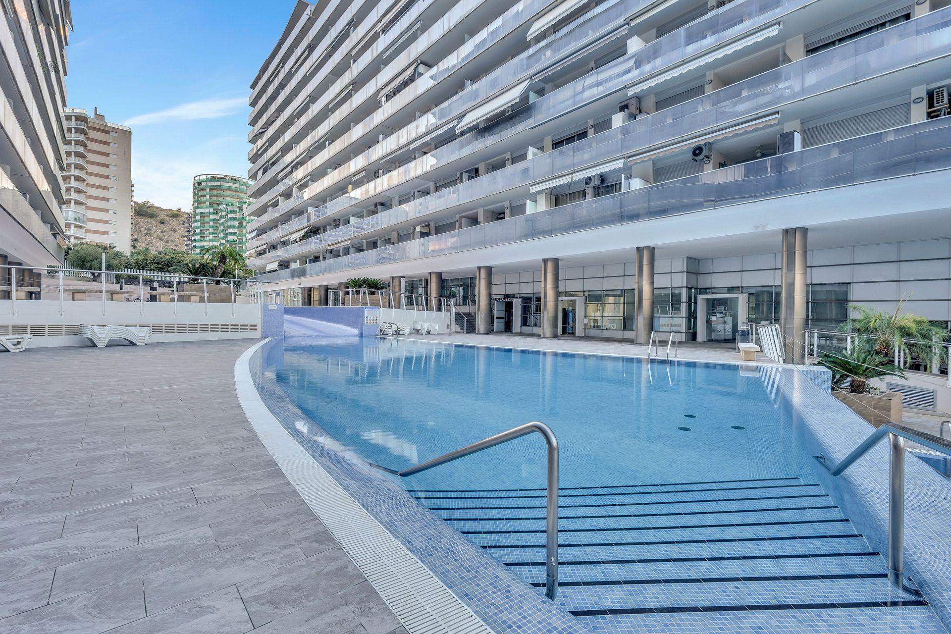 Villajoyosa: Apartamento con Gran Terraza, Piscina y Garaje., Apartamento de 2 dorm. en Villajoyosa, Alicante. 8ª planta con terraza de 20m², garaje y piscina. ¡Vive el sueño mediterráneo por 339.000€!