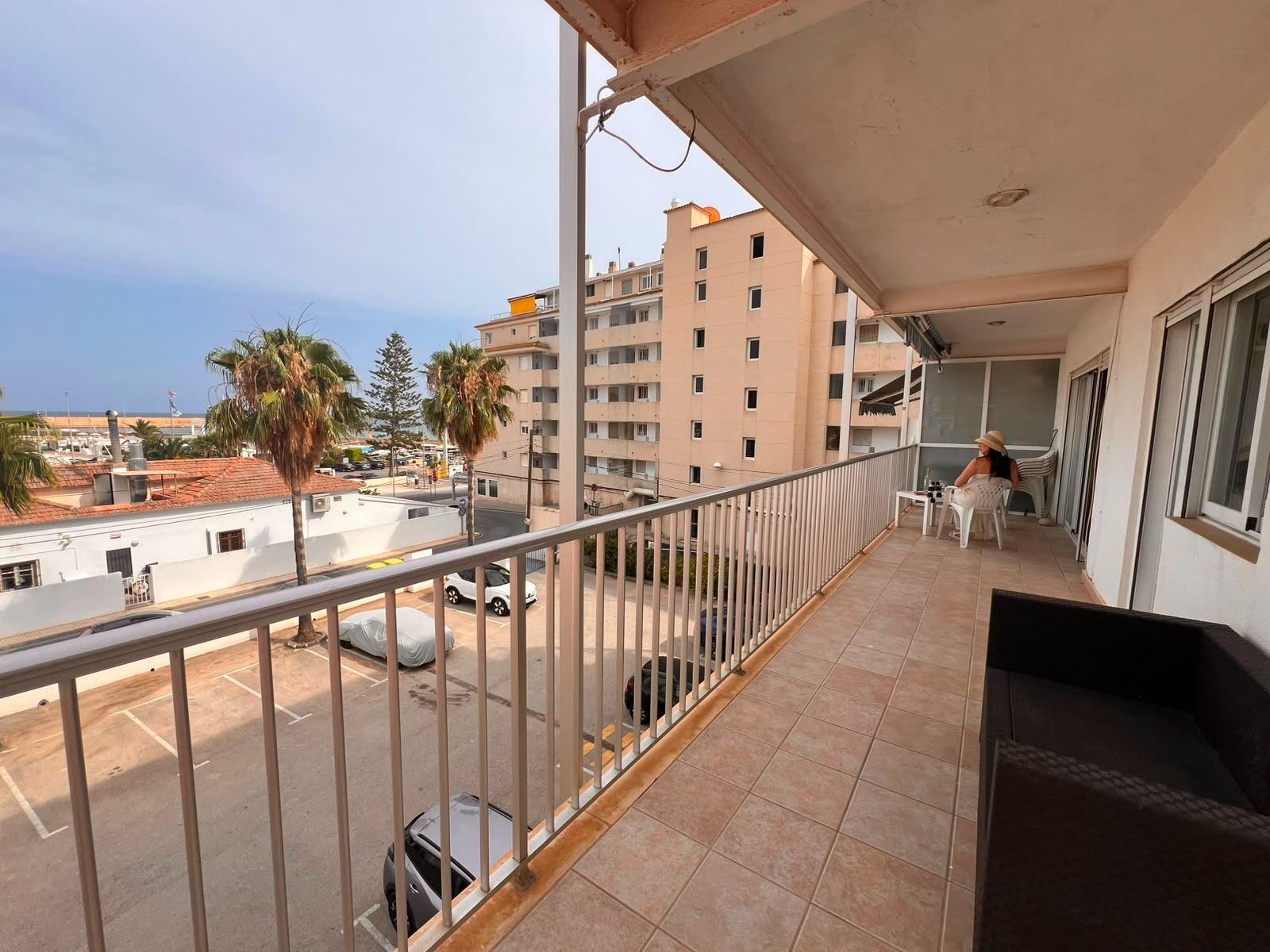 Altea: Apartamento con Vistas al Mar, Puerto y Gran Potencial, Apartamento de 113m² en Altea, a 1 calle del puerto. Vistas al mar y terraza. Ideal para reformar y vivir o invertir en la Costa Blanca. ¡315.000€!