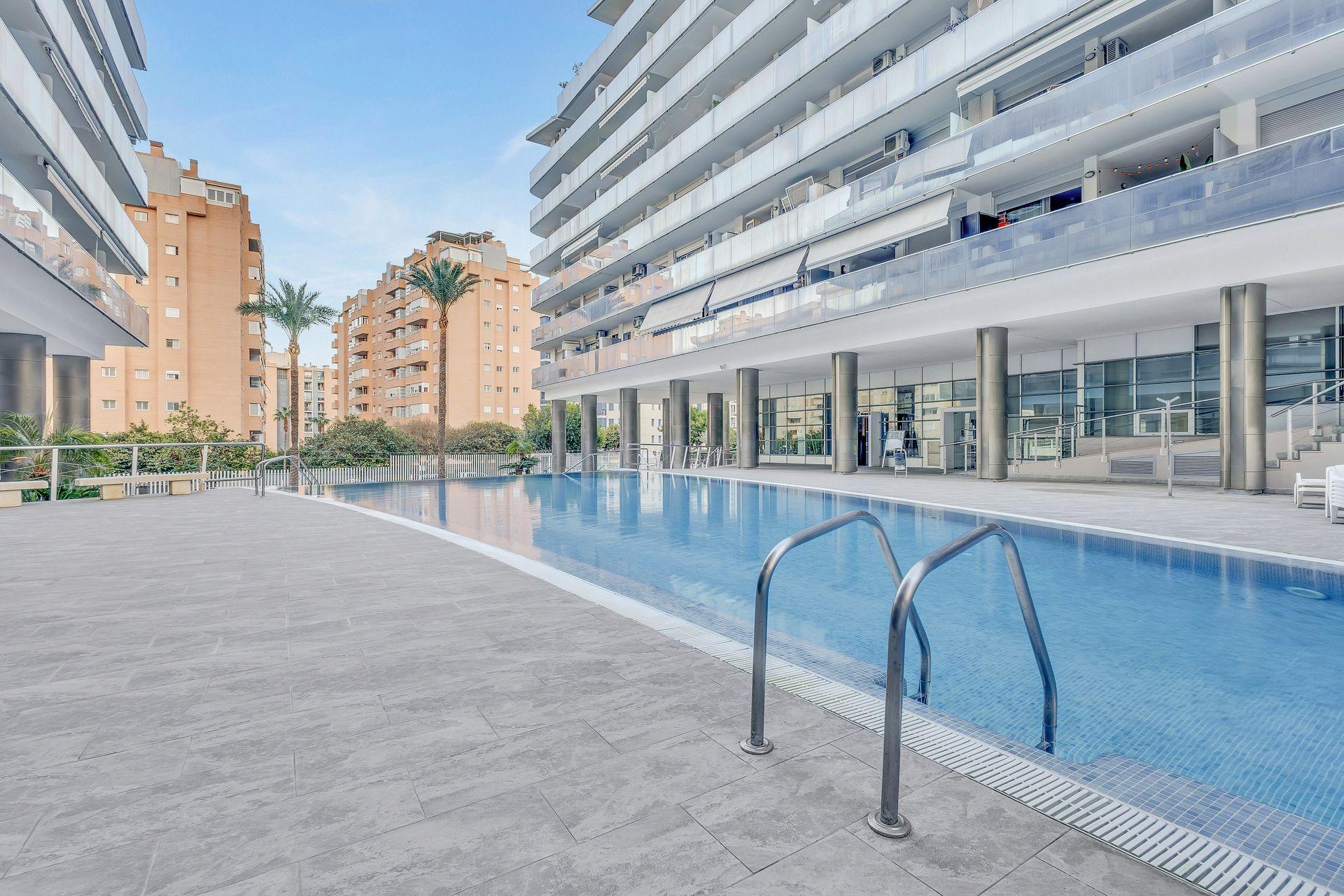 Villajoyosa: Apartamento con Gran Terraza, Piscina y Garaje., Apartamento de 2 dorm. en Villajoyosa, Alicante. 8ª planta con terraza de 20m², garaje y piscina. ¡Vive el sueño mediterráneo por 339.000€!