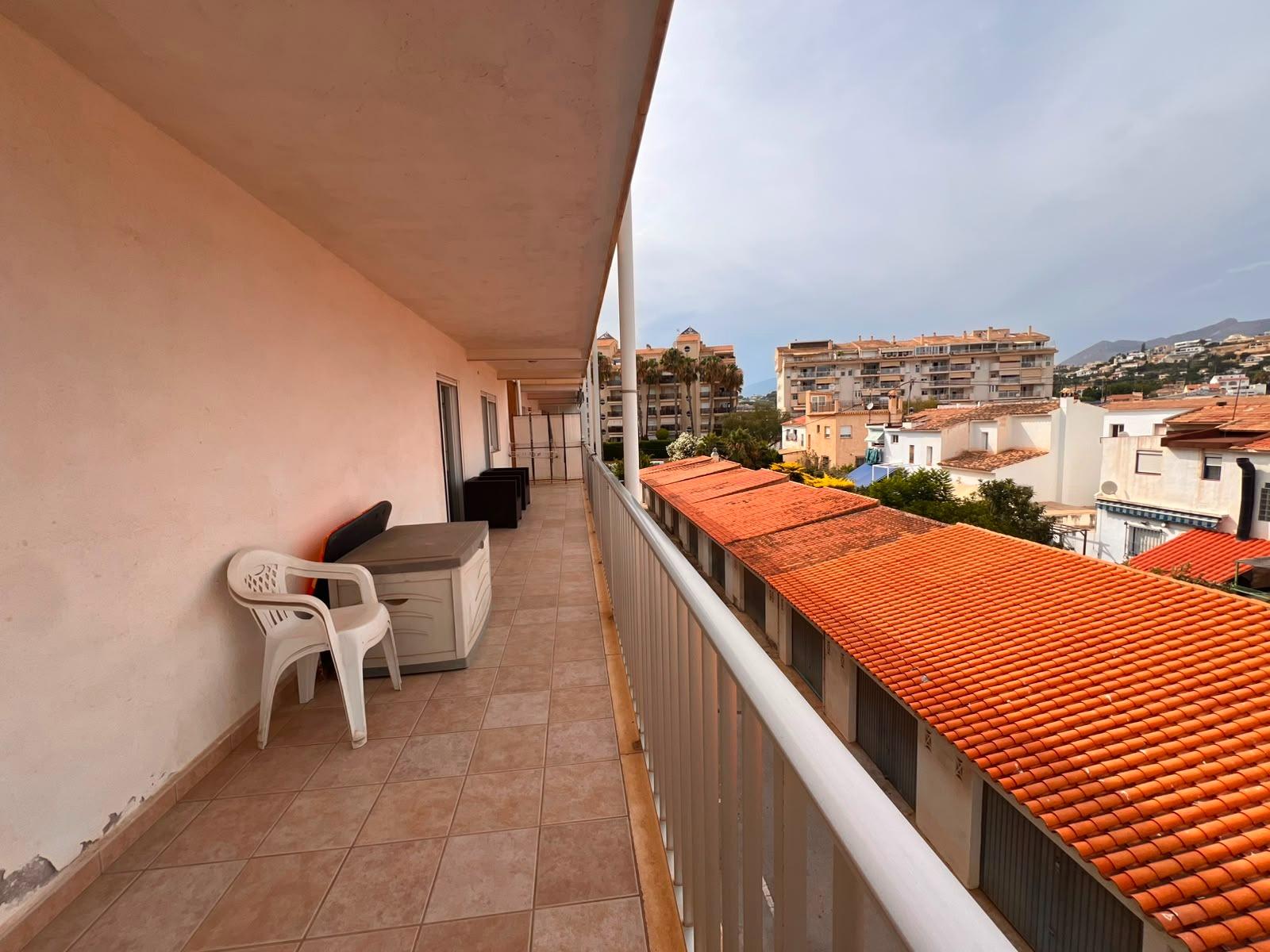 Altea: Apartamento con Vistas al Mar, Puerto y Gran Potencial, Apartamento de 113m² en Altea, a 1 calle del puerto. Vistas al mar y terraza. Ideal para reformar y vivir o invertir en la Costa Blanca. ¡315.000€!