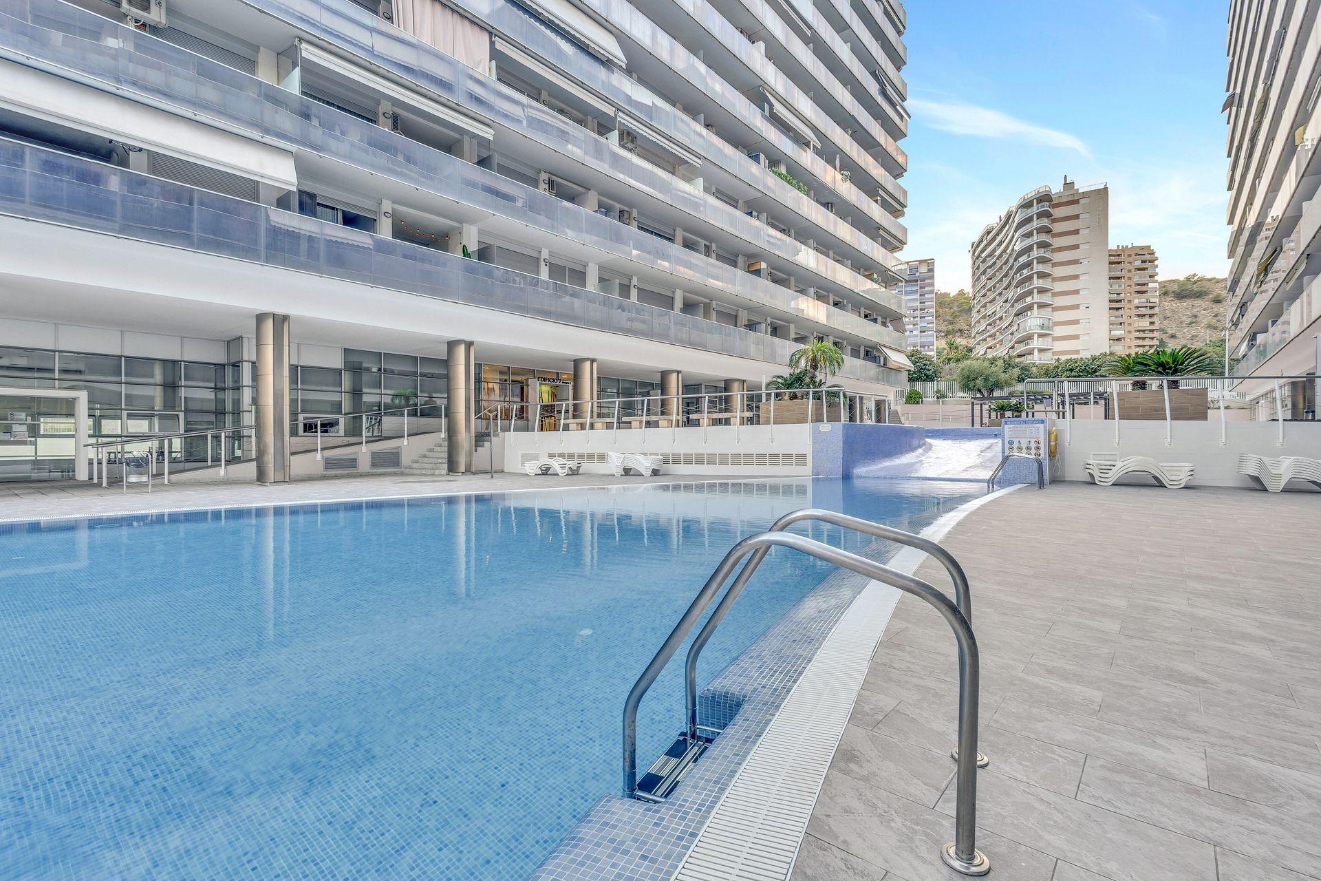 Villajoyosa: Apartamento con Gran Terraza, Piscina y Garaje., Apartamento de 2 dorm. en Villajoyosa, Alicante. 8ª planta con terraza de 20m², garaje y piscina. ¡Vive el sueño mediterráneo por 339.000€!