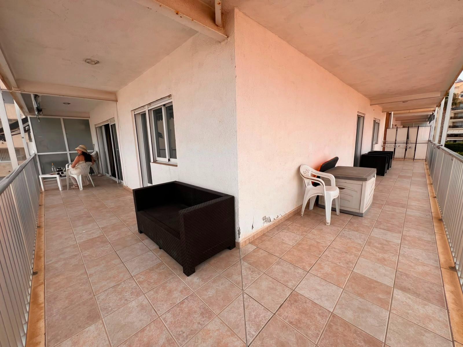 Altea: Apartamento con Vistas al Mar, Puerto y Gran Potencial, Apartamento de 113m² en Altea, a 1 calle del puerto. Vistas al mar y terraza. Ideal para reformar y vivir o invertir en la Costa Blanca. ¡315.000€!