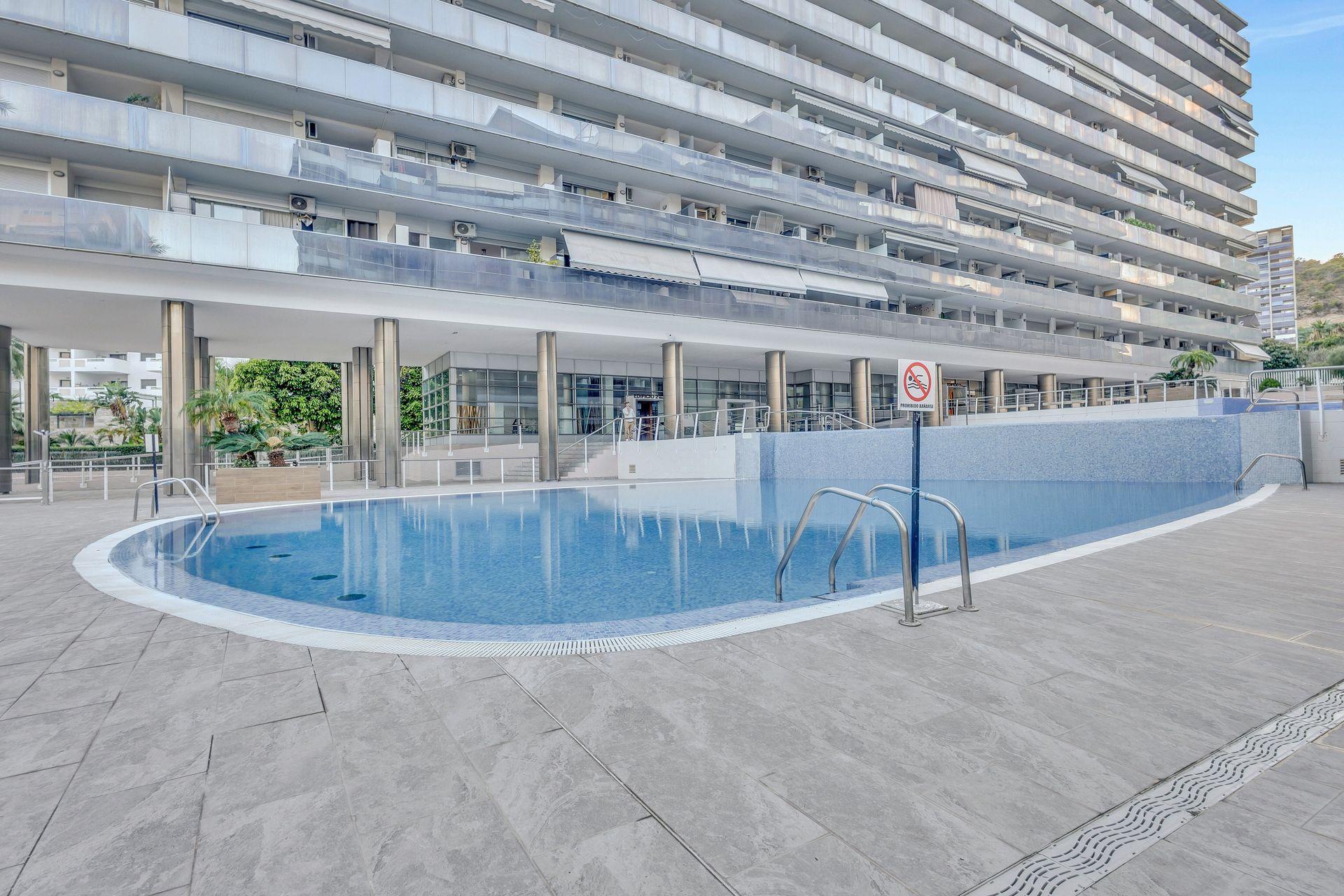 Villajoyosa: Apartamento con Gran Terraza, Piscina y Garaje., Apartamento de 2 dorm. en Villajoyosa, Alicante. 8ª planta con terraza de 20m², garaje y piscina. ¡Vive el sueño mediterráneo por 339.000€!