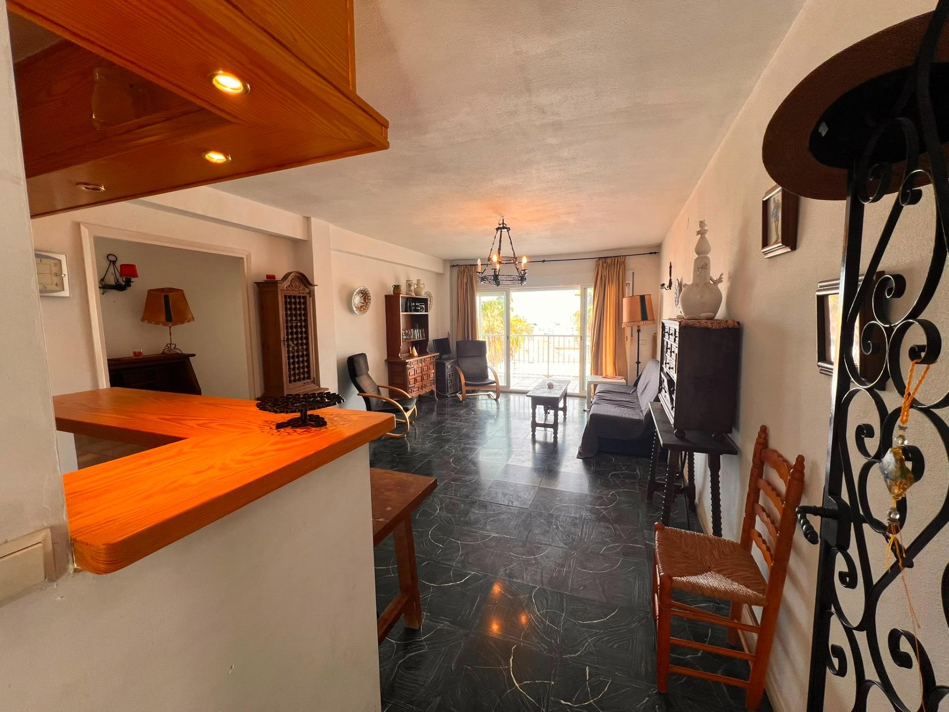 Altea: Apartamento con Vistas al Mar, Puerto y Gran Potencial, Apartamento de 113m² en Altea, a 1 calle del puerto. Vistas al mar y terraza. Ideal para reformar y vivir o invertir en la Costa Blanca. ¡315.000€!