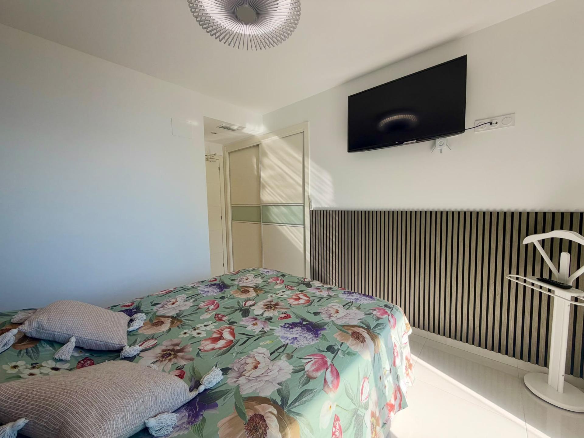 Vistas al Mar: Apartamento de Ensueño en Punta Prima, Torrevieja, Apartamento de lujo en Punta Prima, Torrevieja. Vistas frontales al mar, 2 hab, 2 baños. Disfruta la Costa Blanca con piscina, pádel y club social. ¡Tu vida med