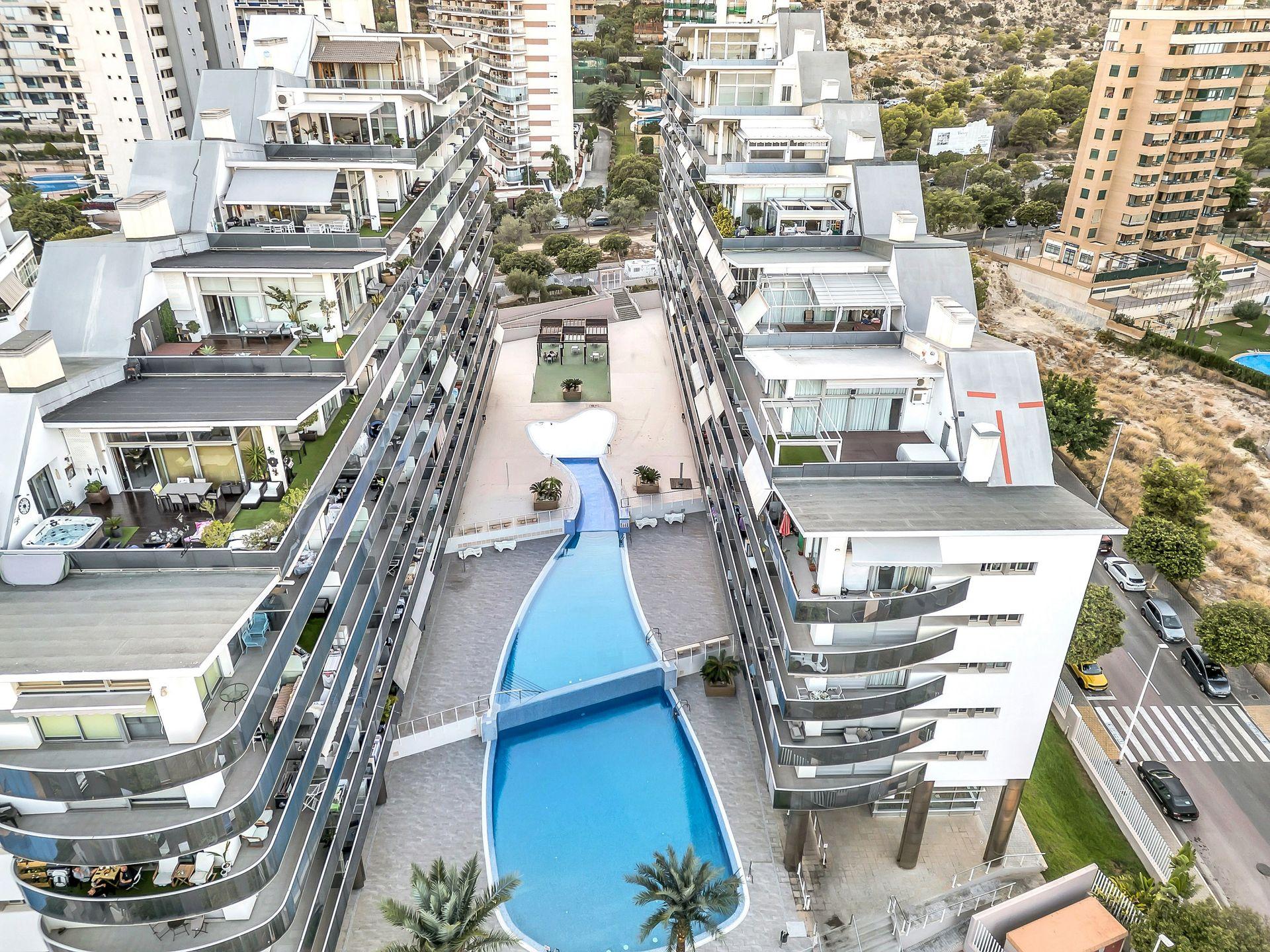 Villajoyosa: Apartamento con Gran Terraza, Piscina y Garaje., Apartamento de 2 dorm. en Villajoyosa, Alicante. 8ª planta con terraza de 20m², garaje y piscina. ¡Vive el sueño mediterráneo por 339.000€!